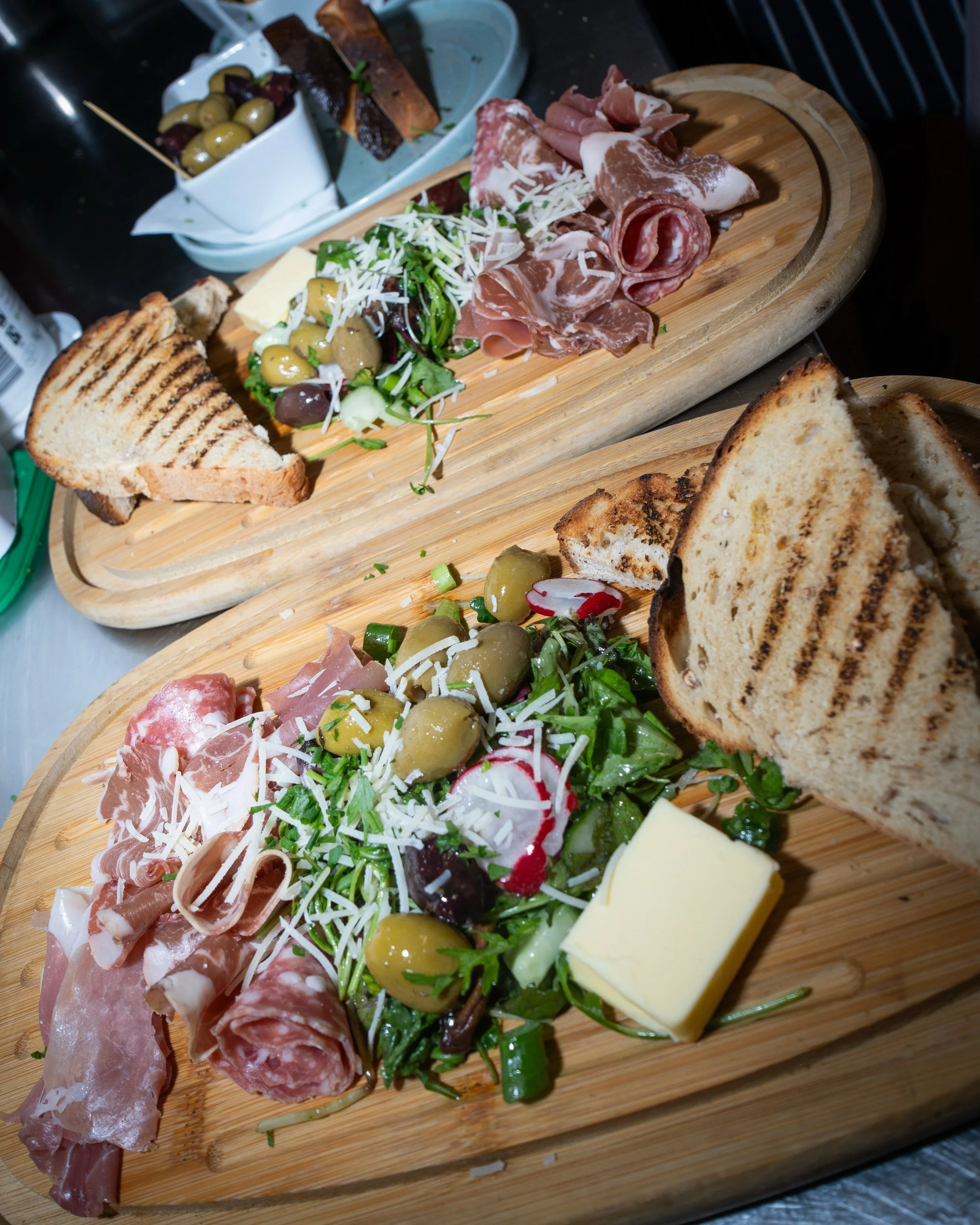 Good food, questionable self-control. Swipe accordingly.

To book for either lunch or evening service, please head over to our website.

#framlingham #suffolk #goodfood #suffolkpub #foodphotography
