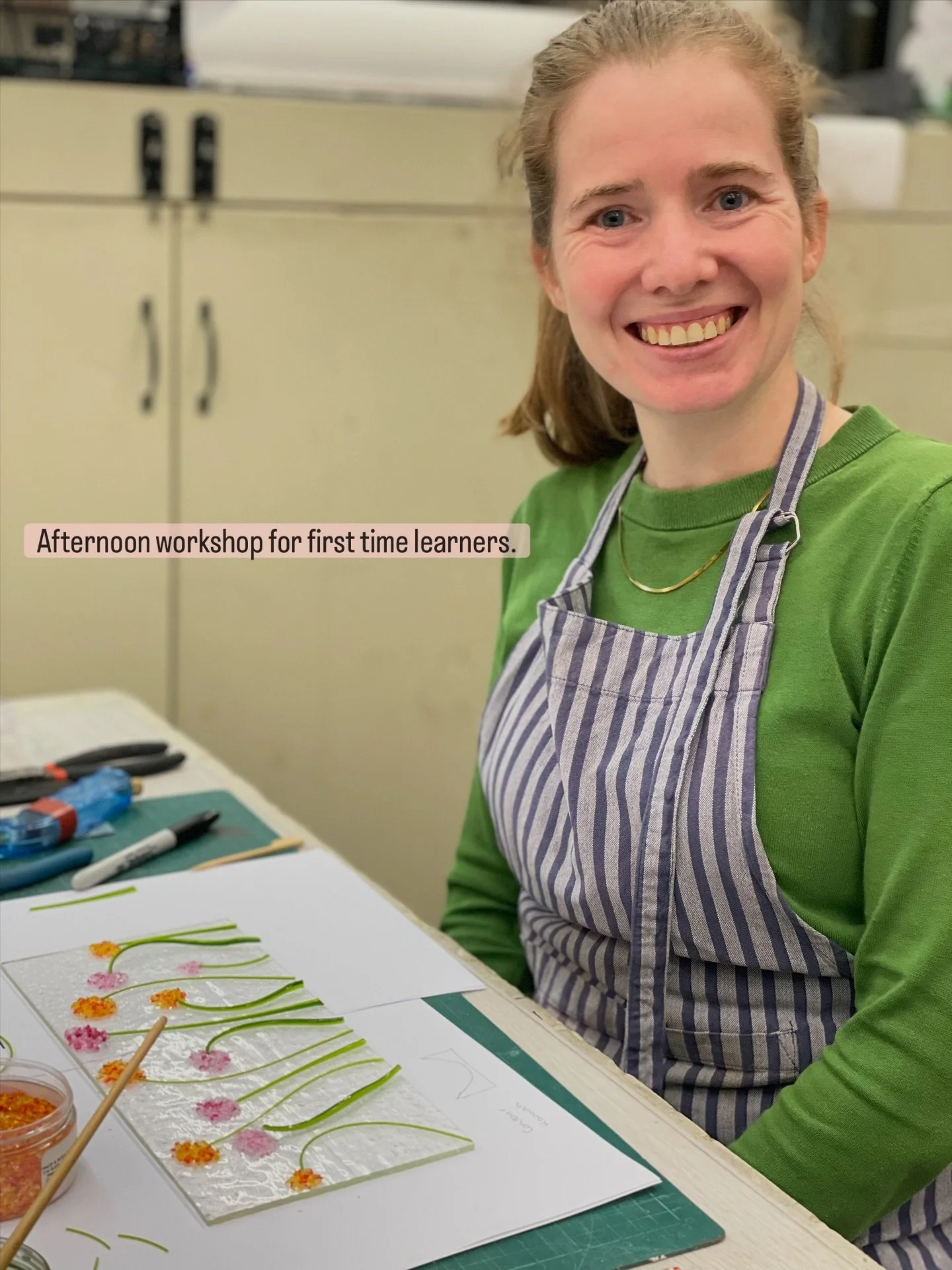 I&rsquo;m going to pop up on Instagram some of the new learners and also my regular group of people who attend my &lsquo;A Passion for Glass&rsquo; classes every Monday and Tuesday. I&rsquo;m starting today with a few mother and daughter making pictu