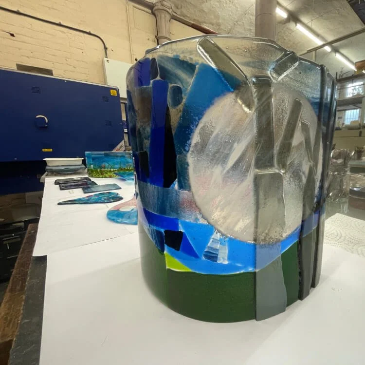 The winter scene is standing freely on the table.