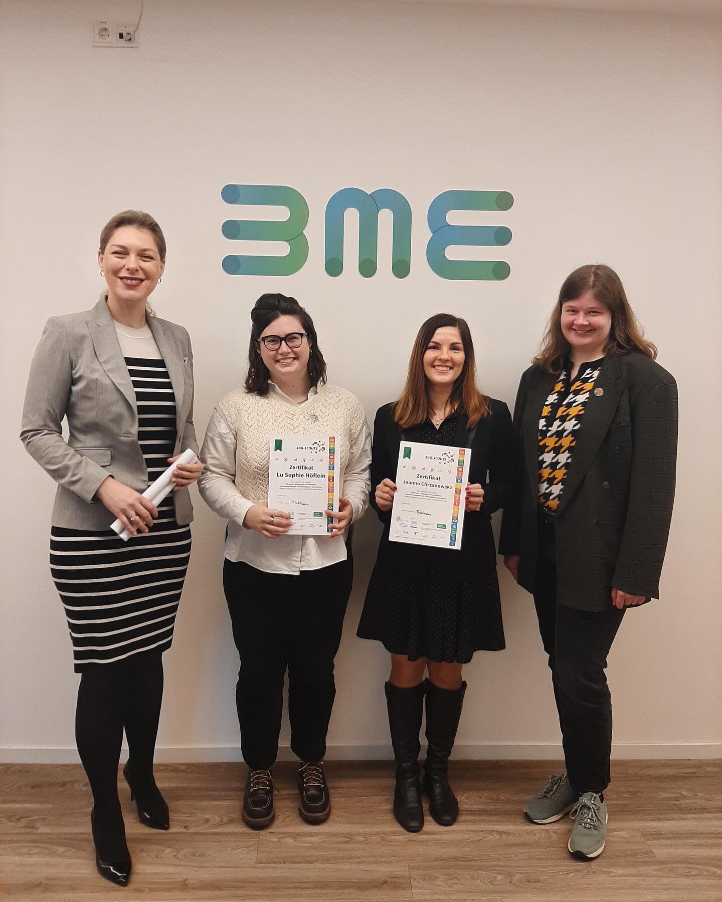 Unsere ersten SDG-Scouts Lu und Joanna von BME Marketing haben heute ihr Projekt vorgestellt und das erste Zertifikat erhalten! 😊💪
Ich freue mich sehr &uuml;ber eure Begeisterung und euer Engagement f&uuml;r #nachhaltigkeitinunternehmen und f&uuml;
