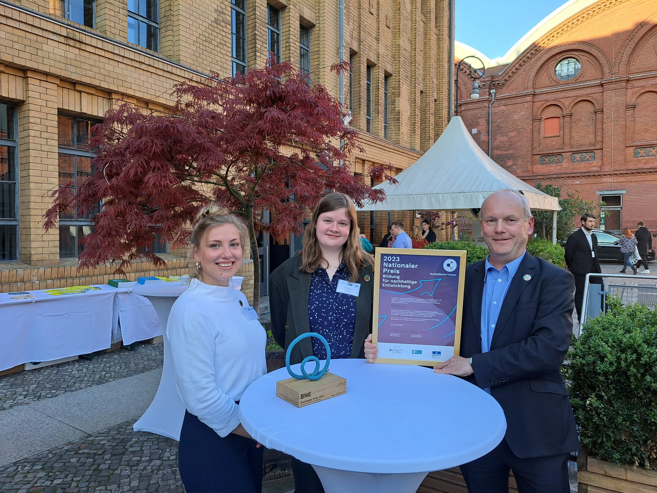 Das SDG-Scouts®-Team freut sich über den BNE-Preis (BAUM e.V.)