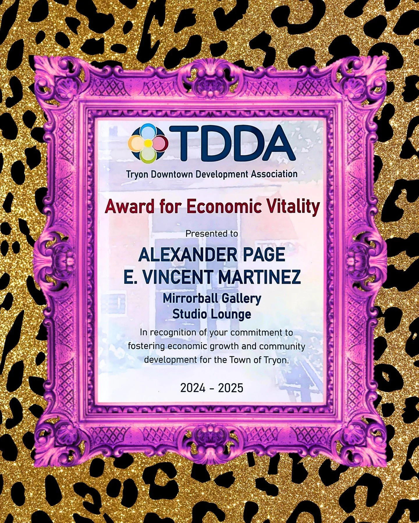 Look, Ma, 
We WON!
What we also #WON is the honor to be in #TRYON and all the incredible love &amp; support that came with...
🥂 @downtowntryonnc for this gift.

#ArtScene2025#NextGenArt #GalleryVibes #ArtSpaces #NewWaveArt #FutureOfArt #ArtDrop2025 