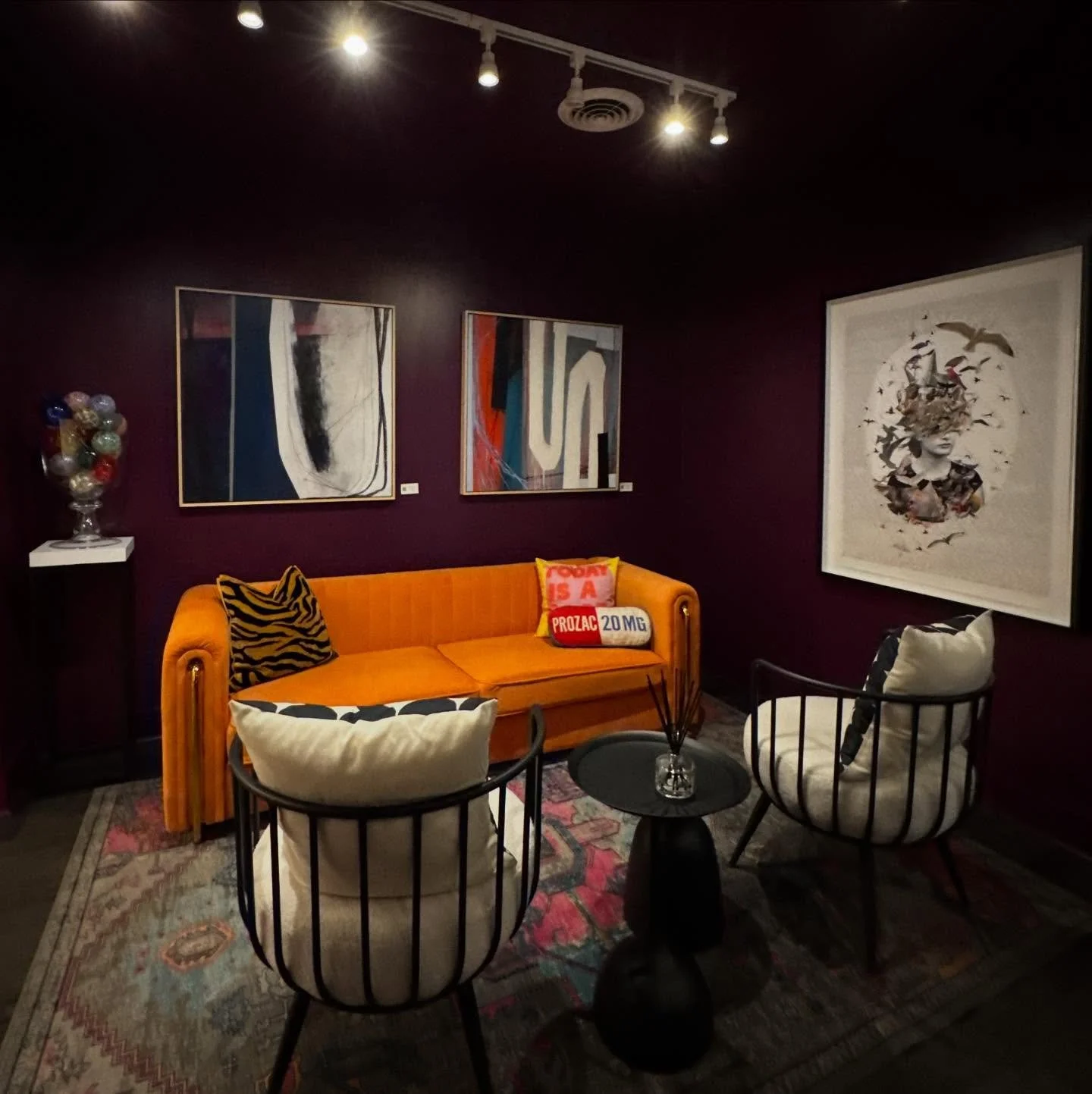 The Mirrorball Studio Lounge got a fresh look. #darkglam 

#art #wnc #gallery #studiolounge #lounge #bar #tryon #asheville #mirrorballgallery