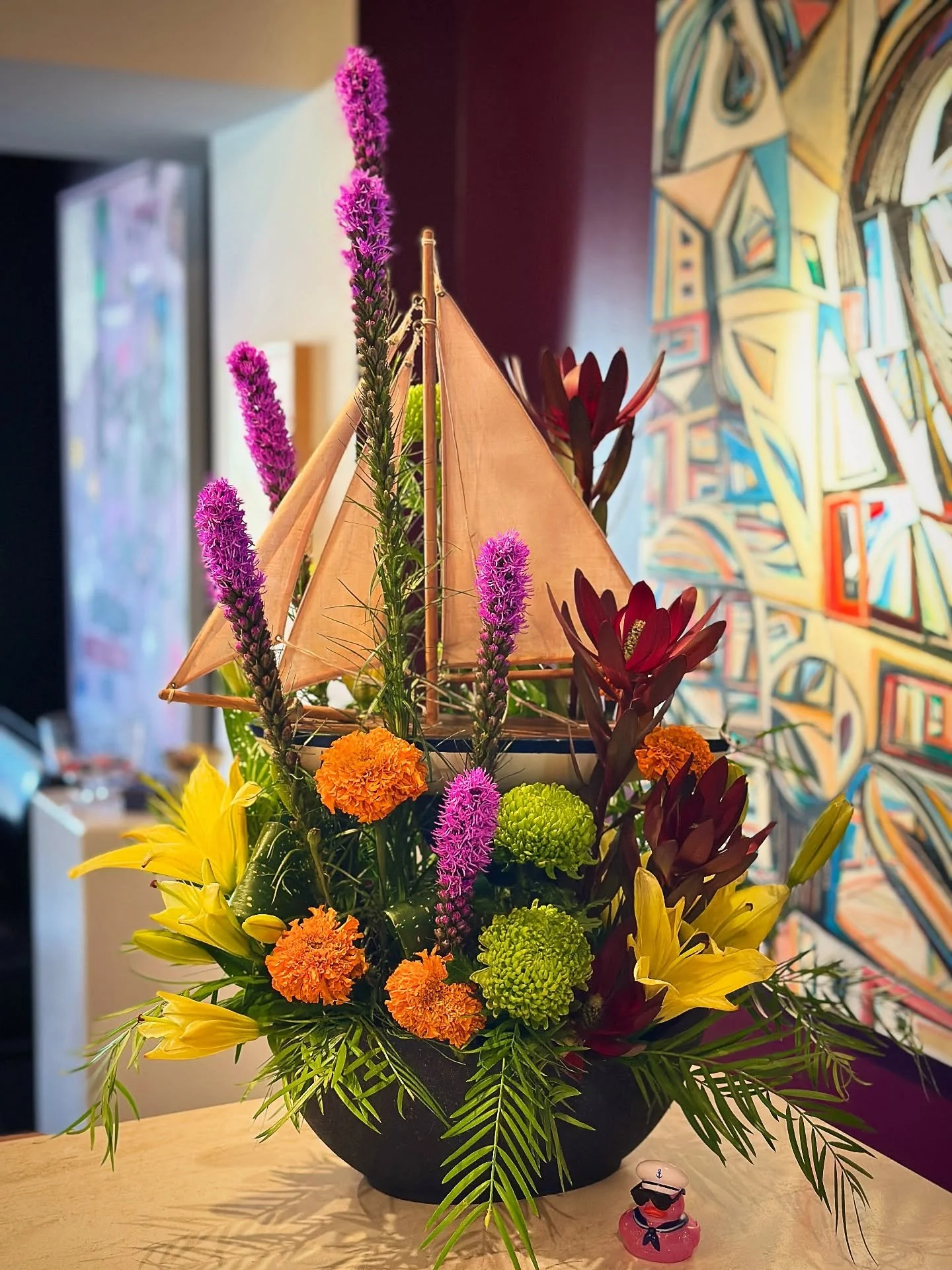 Cheers to @brianbandco for providing the #YachtRock themed arrangement🌸
&bull;We only work with true artists and the best so here&rsquo;s that referral you were looking for😉
#tryon #tryonnc #flowers #artful #mirrorballgallery #mrbl #wncart
#dailyin