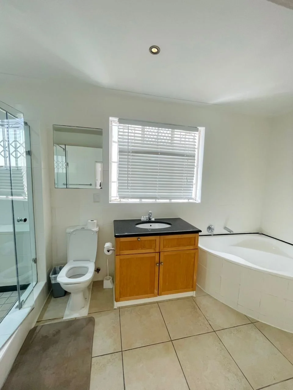 700 bathrom 2nd.jpeg