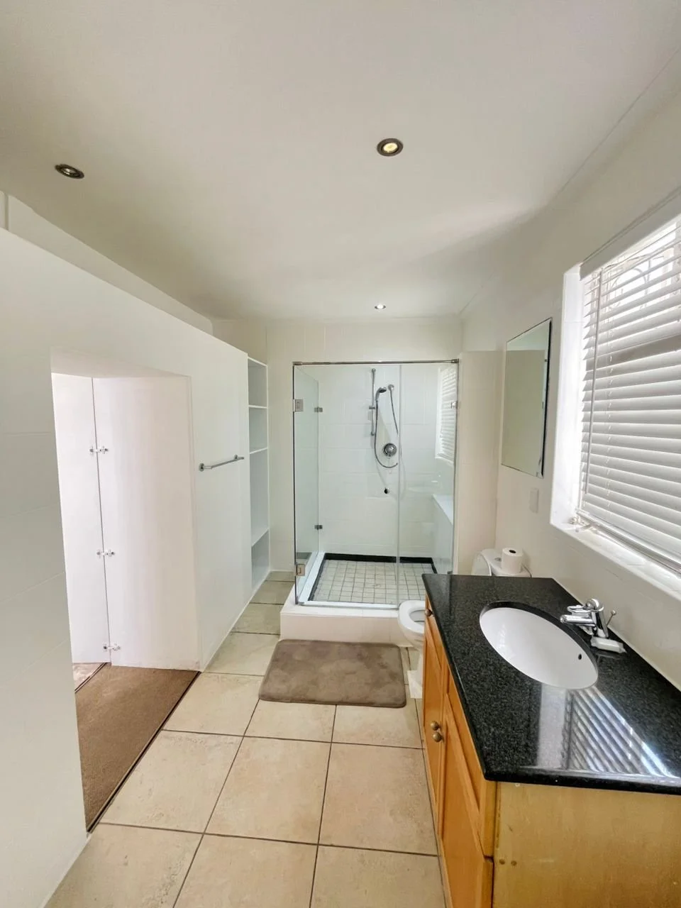 700 bathroom 2nd..jpeg