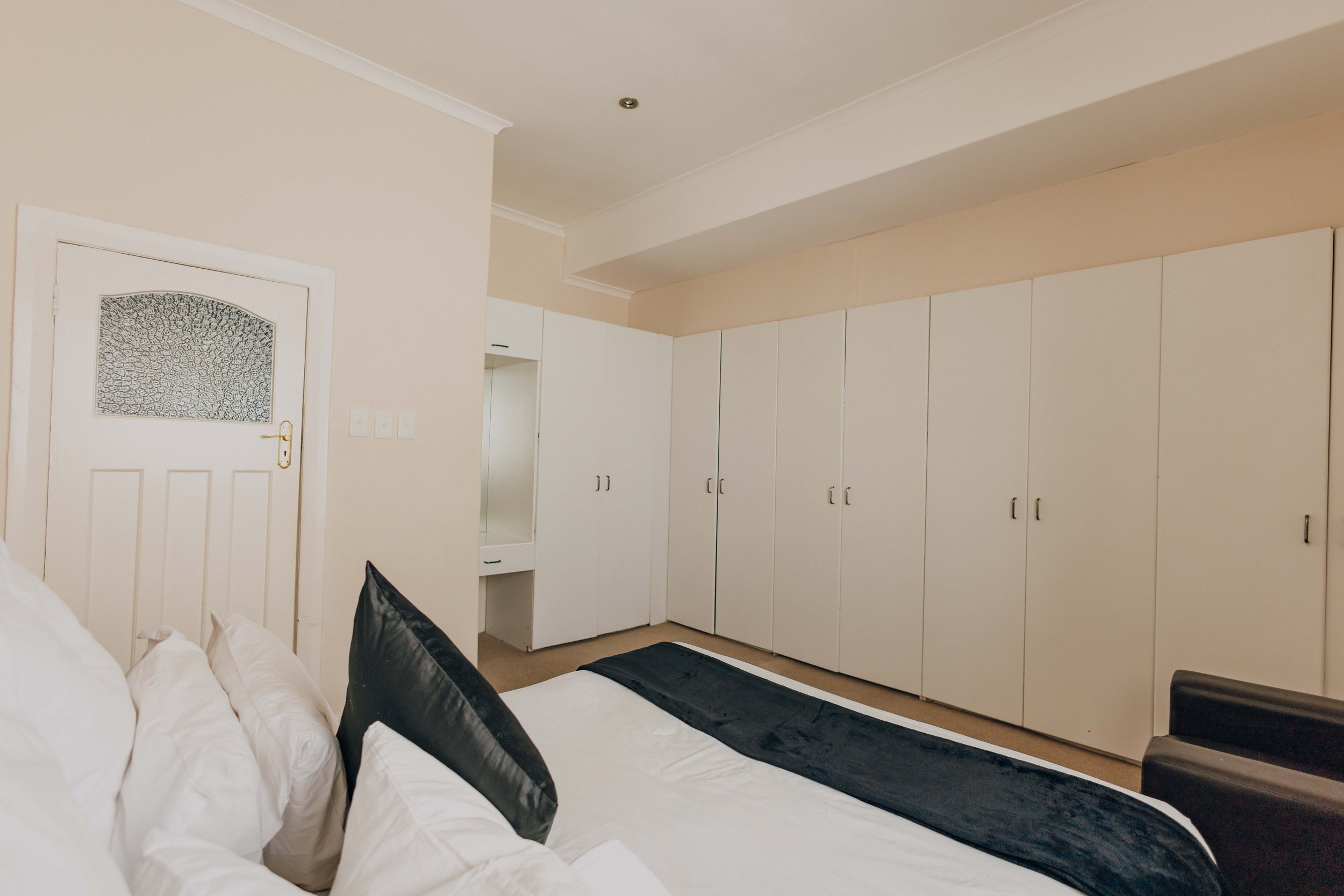 700.bedroom4.jpg