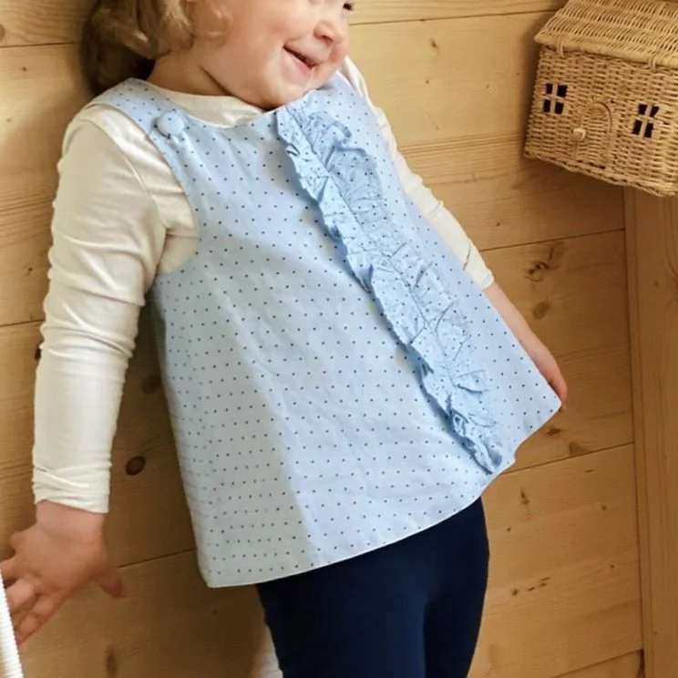 Pinafore mit Rüsche für die Tochter aus Mamas Lieblingsbluse.