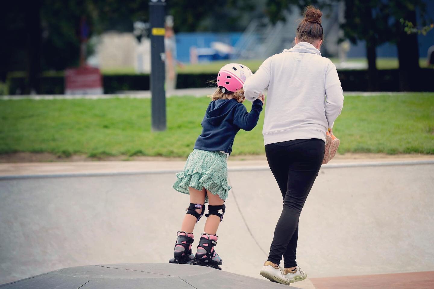 De eerste stap is vaak de moeilijkste. Een helpende mama hand kan wonderen doen ☺️ vallen-opstaan-volhouden en blijven rollen rollen en rollen! Fijn skate weekend iedereen 🙌 

#skate9000 #skategent #inlineskating #urbansports #skateparkblaarmeersen 