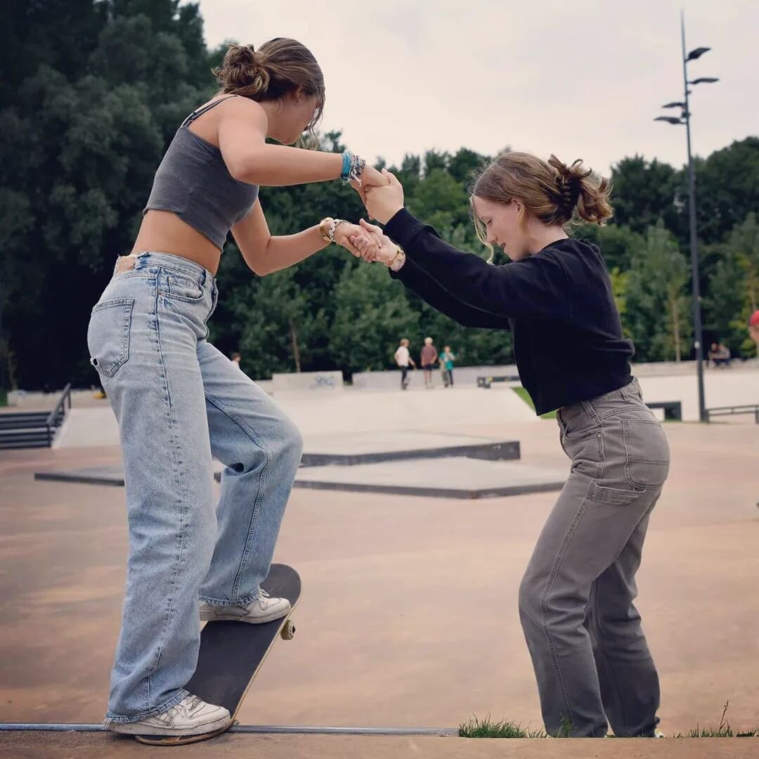Soms heb je een helpende hand nodig om je eigen grenzen te verleggen 🤗❤ help elkaar 🤜🤛

#samensterk #friendship #eachoneteachone

 #skategent #skate9000 #skateboardingisfun #urbansports #rolltogether #blaarmeersen #skateparkblaarmeersen #stadgent 