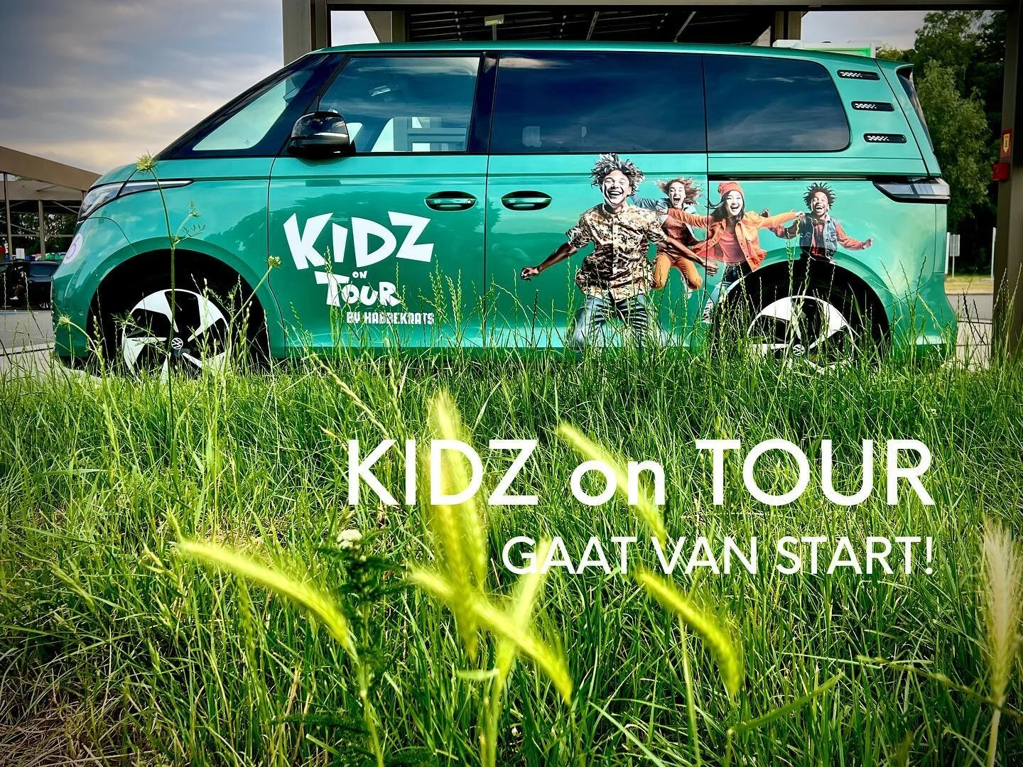 Deze zomer kijken alle kids langs de Dender uit naar de komst van het nieuwe busje Met KIDZ on TOUR bezoekt HABBEKRATS de kinderen en jongeren van #geraardsbergen #denderleeuw en #ninove. Meer op www.habbekrats.be #jeugd #kids #jongeren #habbekrats #