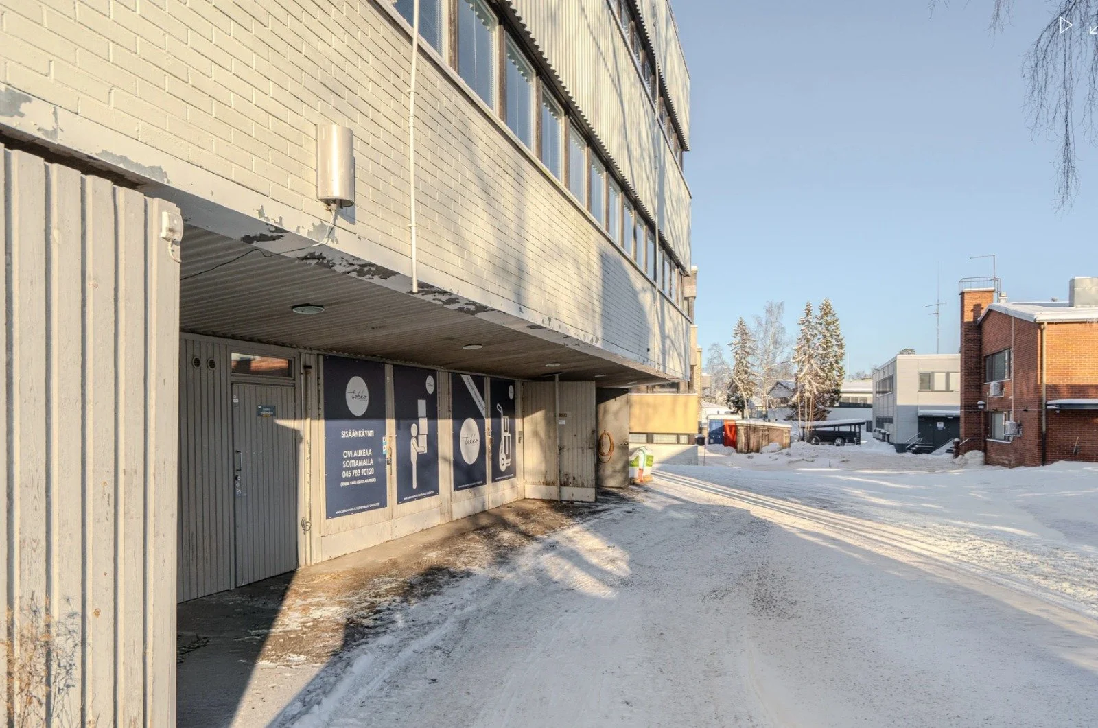 Auton voit pysäköidä suoraan varaston ovien eteen.