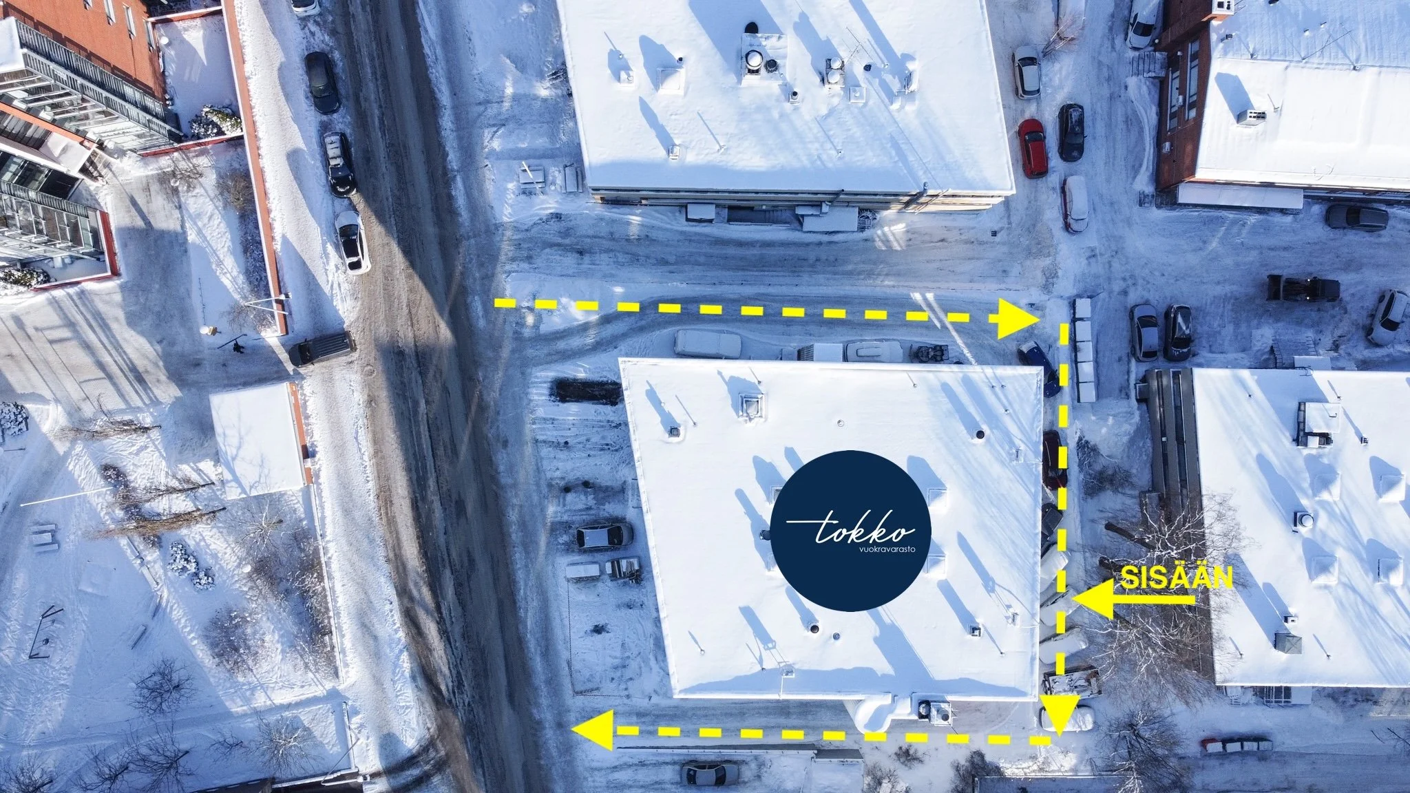 Ajosuunta merkitty keltaisilla katkoviivoilla. Sisäänkäynti talon takaa, ks. keltainen nuoli kuvassa.
