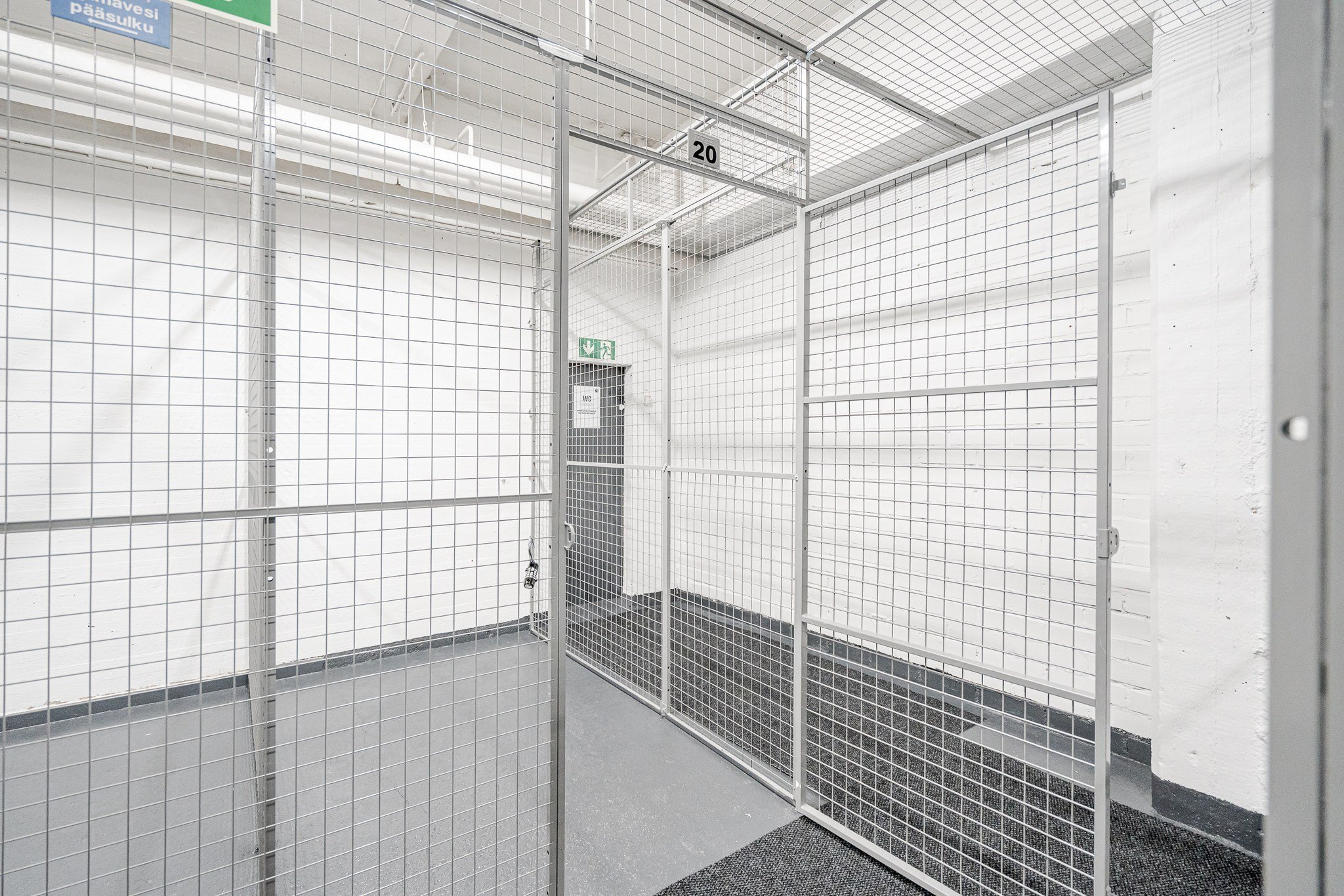 Tilan perältä löytyy ovi jonka takana WC -tilat. Muista lukita ovi salvalla.