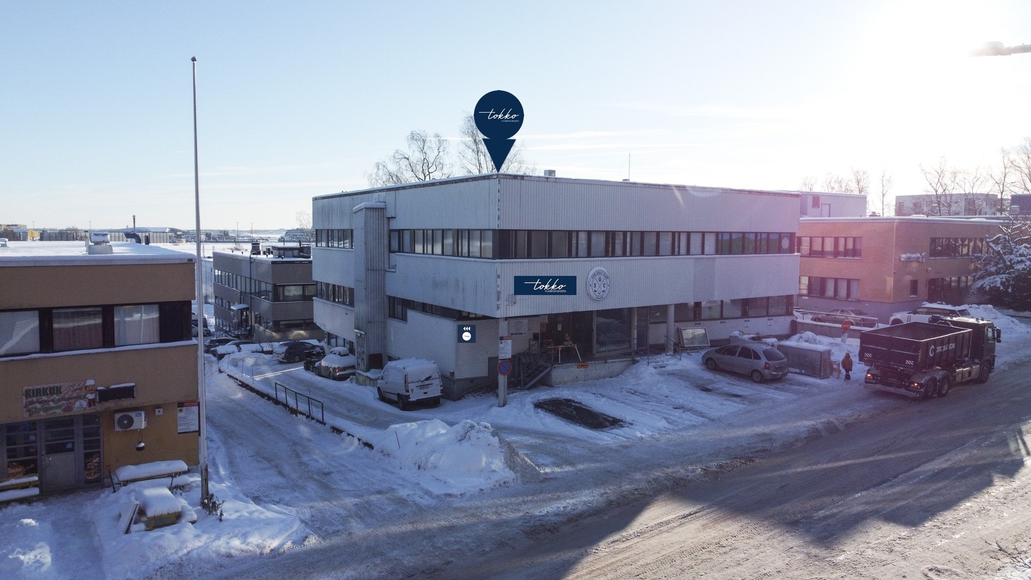 Ajo varastolle kiinteistön vasenta reunaa talon taakse. Seuraa opasteita. 