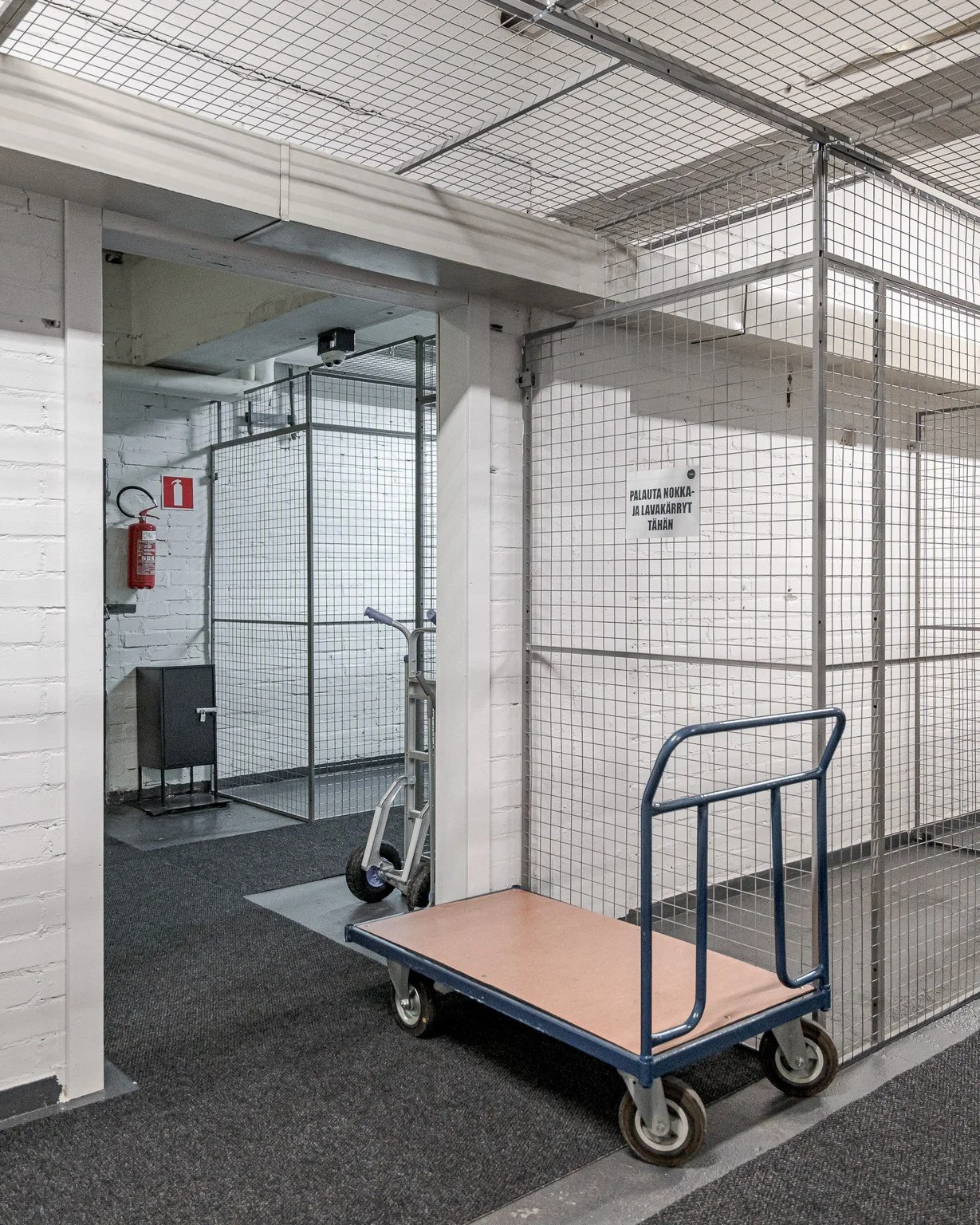 Varastolta löytyy nokkakärryt ja lavakärryt. 