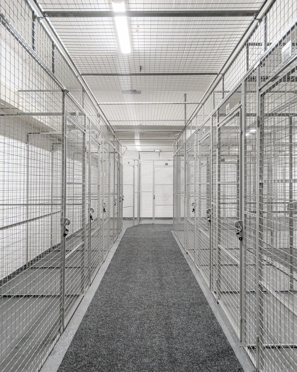 Käytävän leveys 90-140cm, oviaukon leveys 80cm ja korkeus 185cm. Varastotilojen korkeus 240cm-330cm.