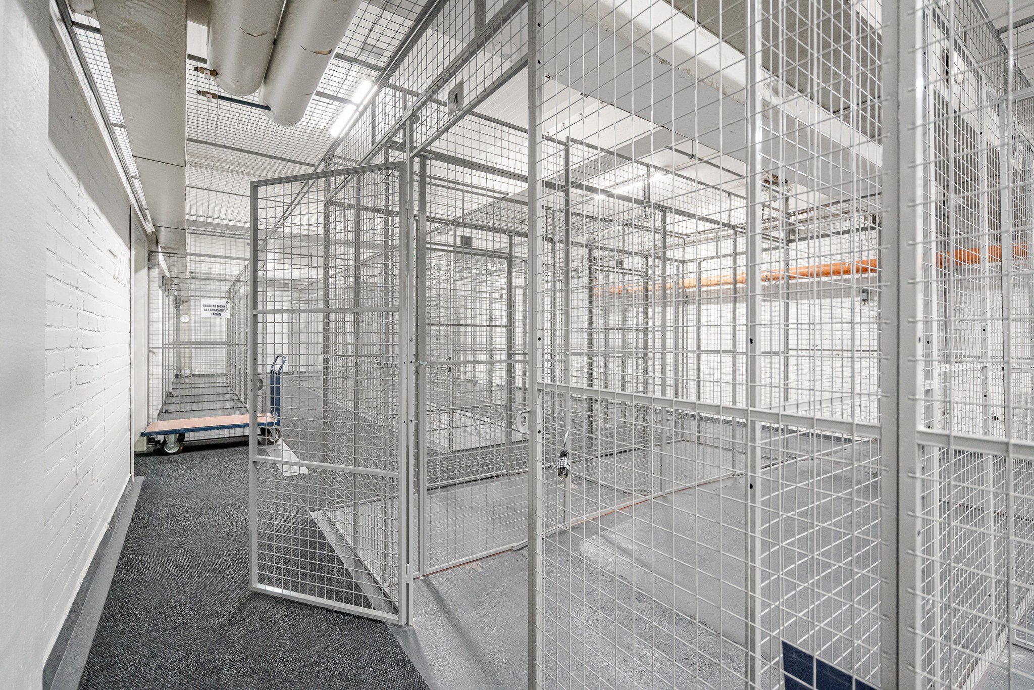 Jokaisen varaston hintaan kuuluu numerolukkokoodi, joten voit käyttää varastoa myös ilman omaa lukkoa.