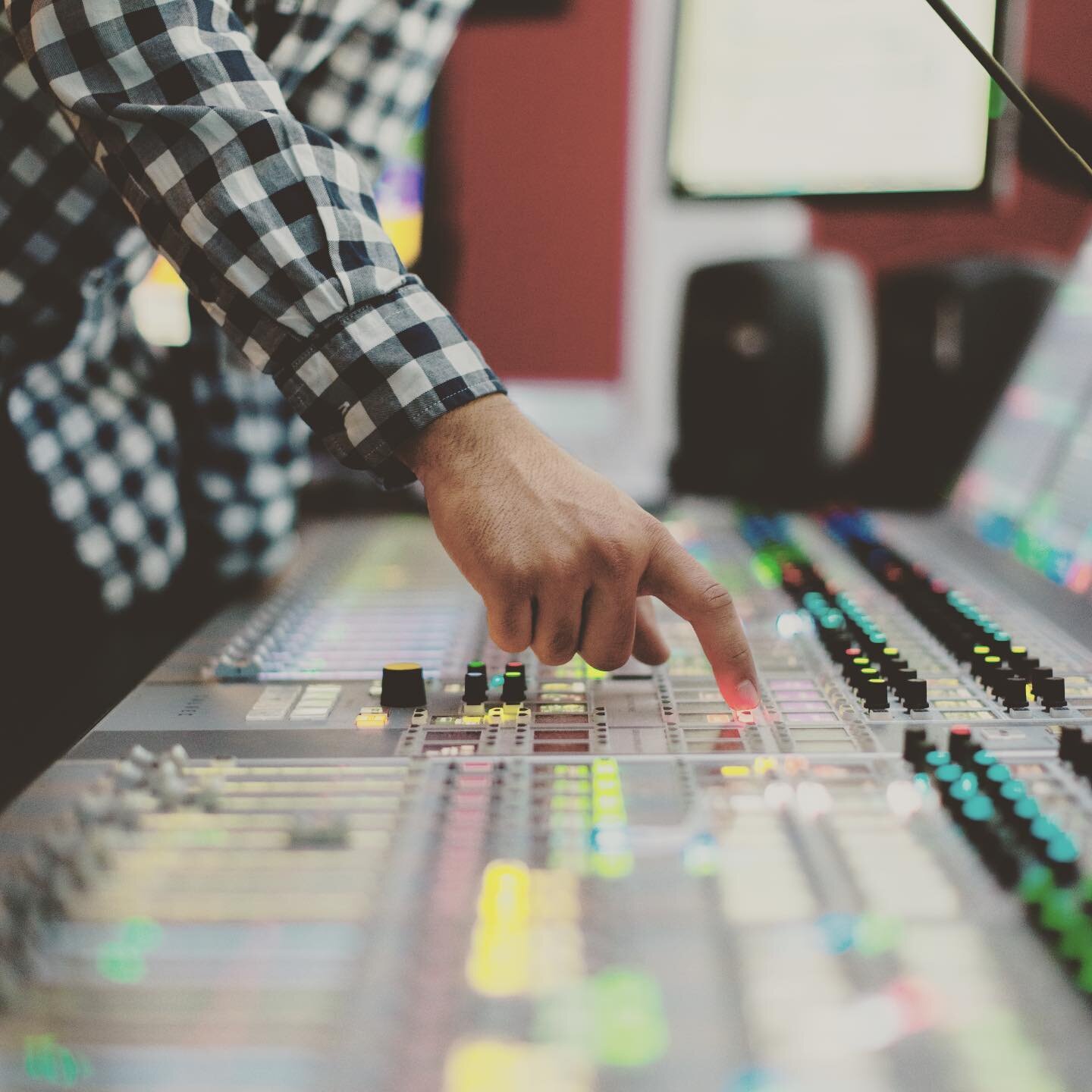 Cada Casa has partnered with the Oregon Recording Studio (ORS) to provide an outreach program for students interested in exploring audio production arts. This 10-week sound tech program includes 120 hours of instruction, mentorship, and on-site exper