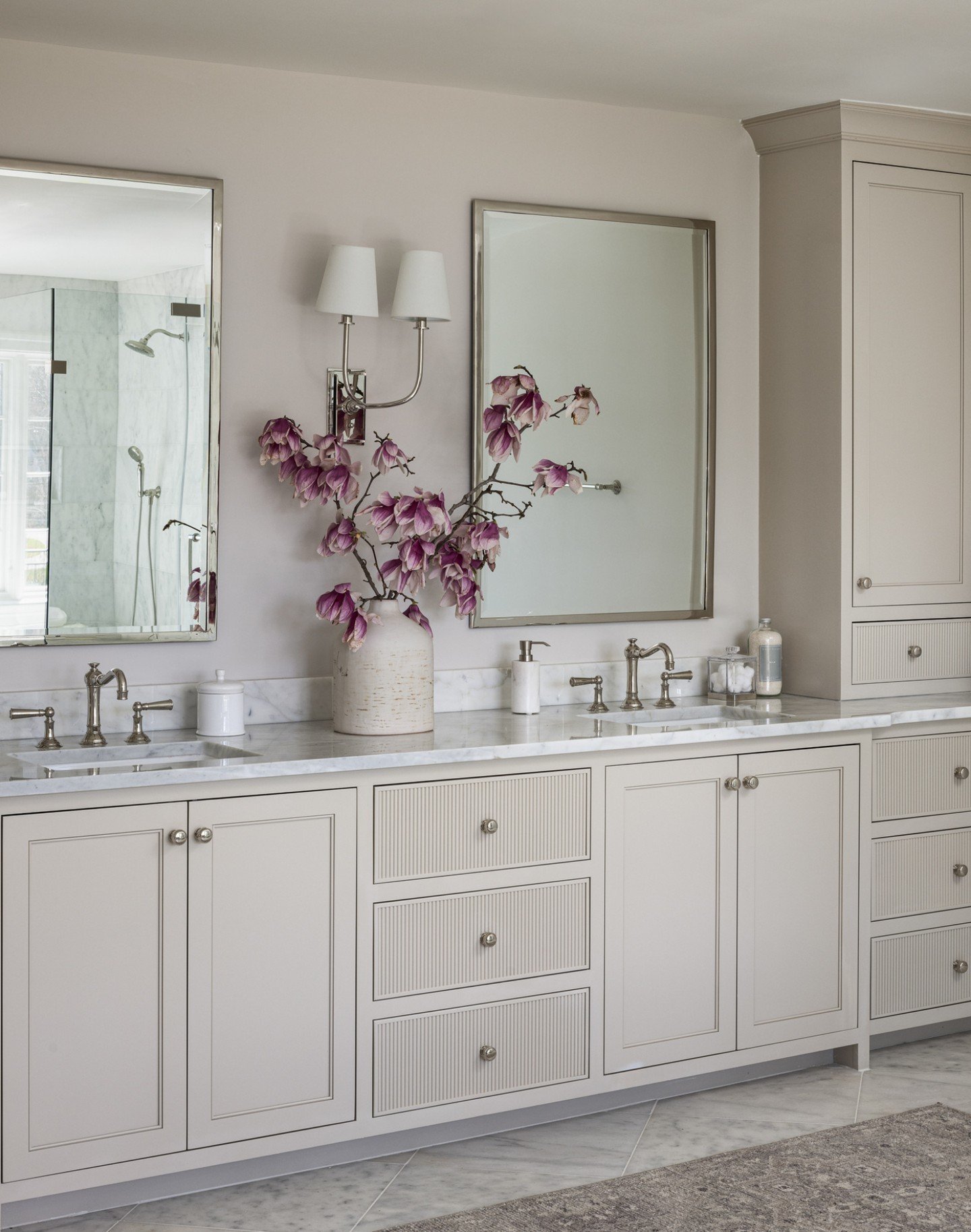 This bathroom oasis is beautiful and amazing.  Do we have to wait a year until next Mother's Day so we can have the day off? 🤣🌸

Photos | @jennverrierphoto
Cabinetry | @studio37cabinetry
Build | @brusharborhomes

.
.
.

#whcdesignthatrestores #bath