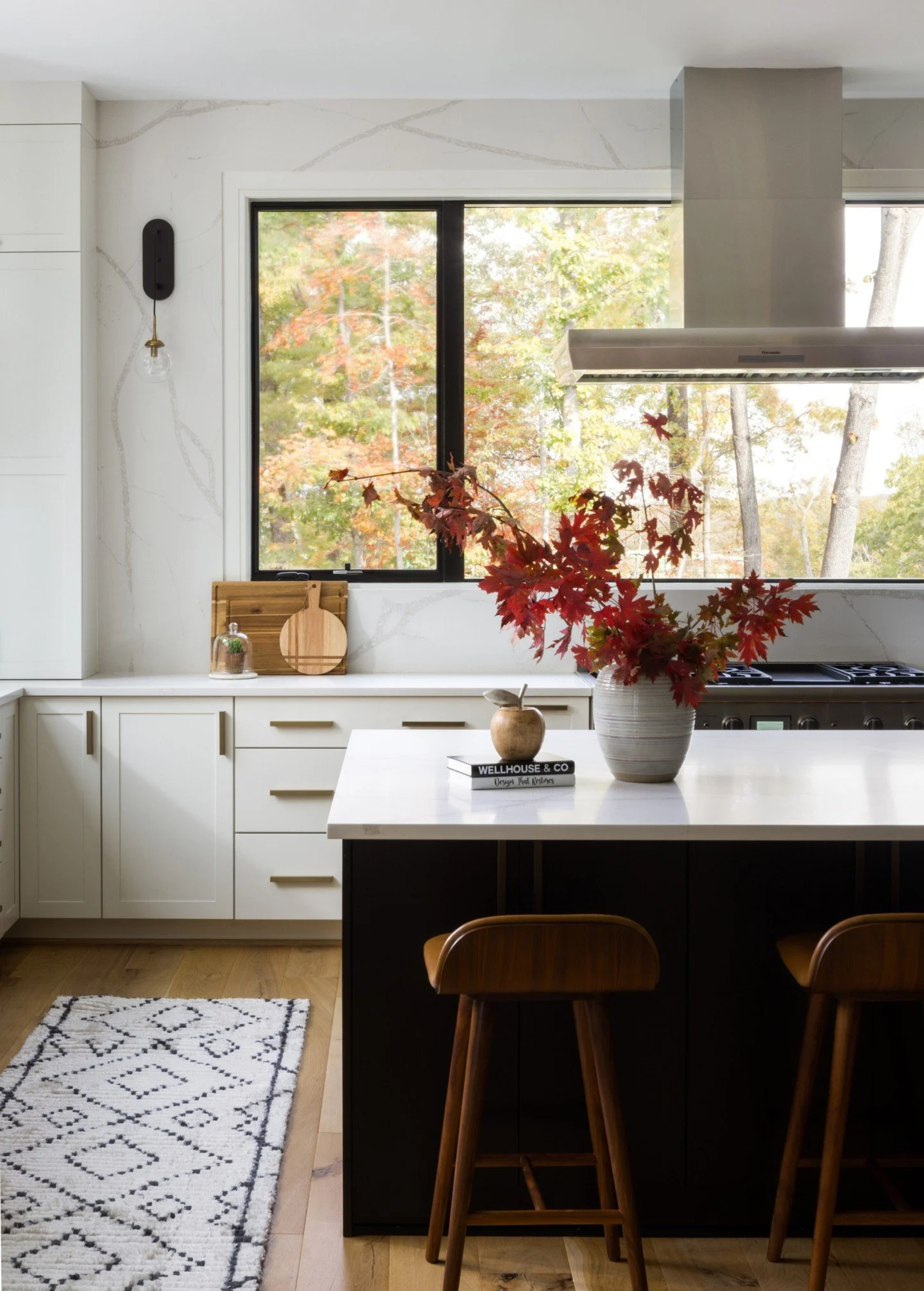 Sweater weather, meet elevated design. Contemporary but still cozy. 🤎

Photo | @jennverrierphoto
Builder | @brusharborhomes
Cabinetry | @studio37cabinetry

.
.
.

#DesignThatRestores
#WellHouseAndCo
#FallDesignInspiration
#CozyLuxury
#LayeredInterio