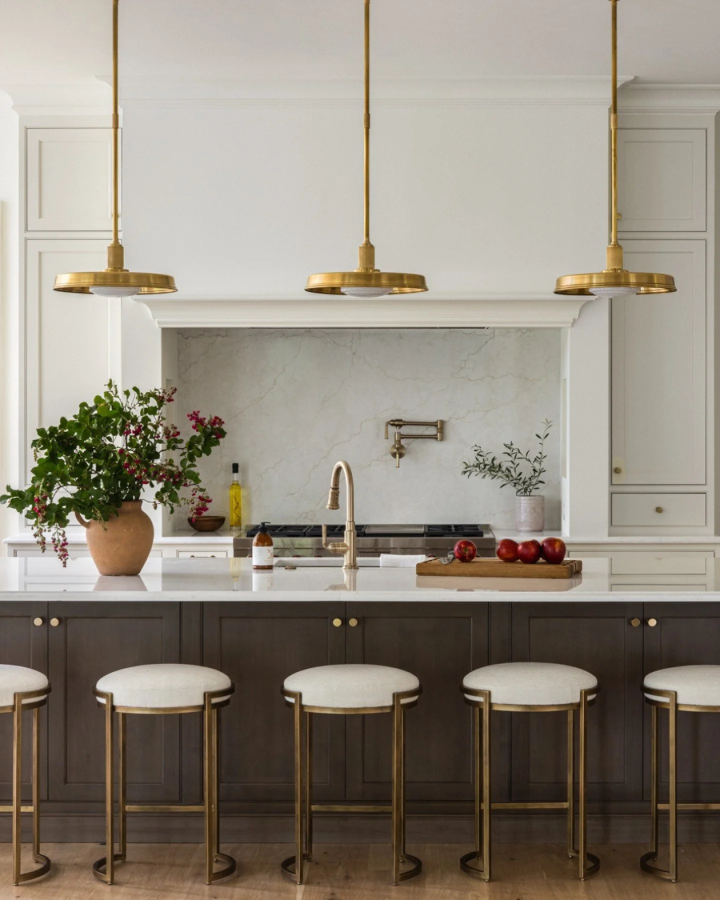 Every space tells a story of togetherness🤍.

From morning coffee to dinner around the table, these rooms were designed to be lived in and loved.  So glad a wonderful family of seven is able to enjoy this beautiful home!

Photos | @jennverrierphoto
C