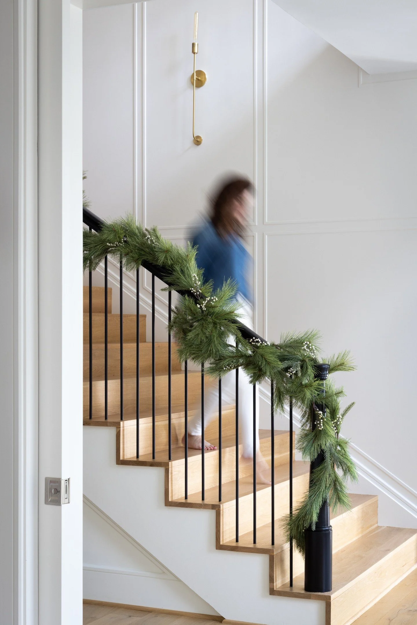 Holiday d&eacute;cor that whispers, not shouts.  We know this season can be busy and chaotic...we like to keep the decor edited, clean and calming!  Design that restores always🤍.

Photo | @jennverrierphoto

.
.
.

#whcdesignthatrestores #holidaydeco