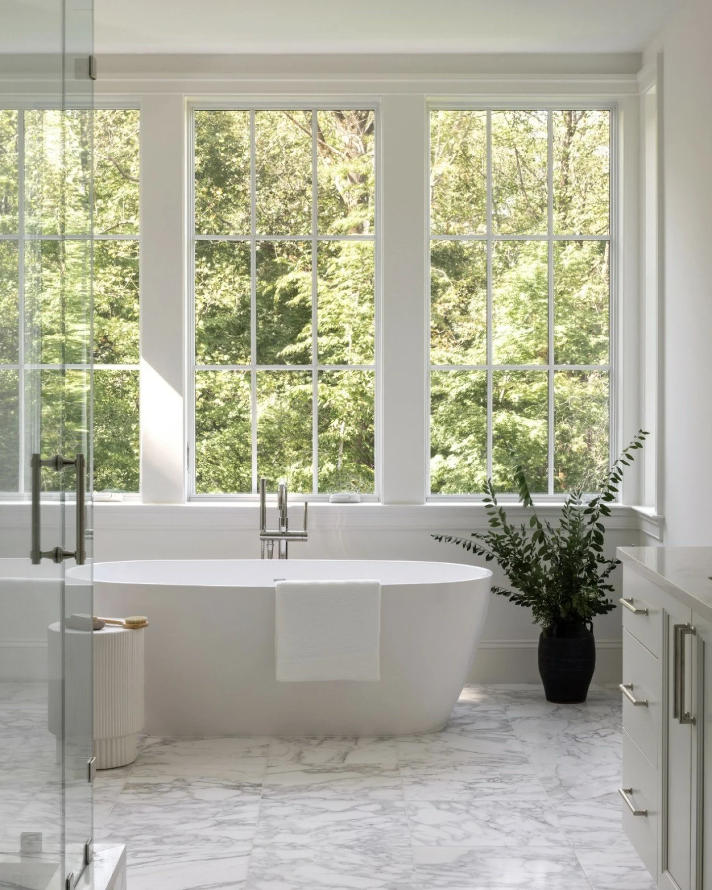 Order and beauty reduce mental load.

A well-designed home supports your life. Thoughtful organization, functional layouts, and beautiful spaces help reduce mental clutter so you can focus on what matters most.
 .
 .
 .
Photo: @jennverrierphoto
Build