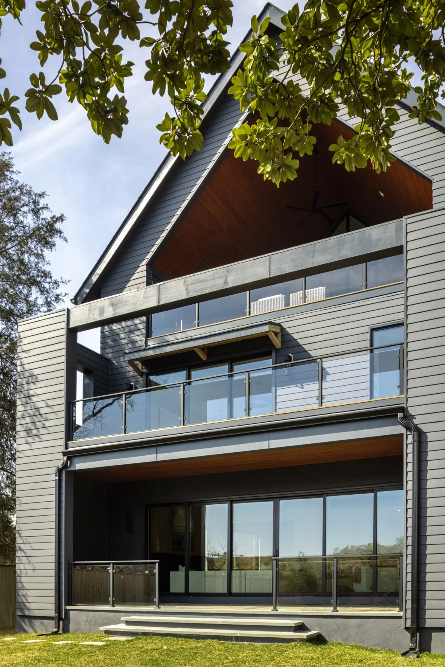 Modern doesn't mean cold.
It means clarity.
It means restraint.
It still means warmth, texture and detail.
This is modern.

Built with @brusharborhomes.  Architecture by @jacobeenarchitecture.  Photos by @jennverrierphoto.

.
.
.
#WellhouseAndCo #Ext