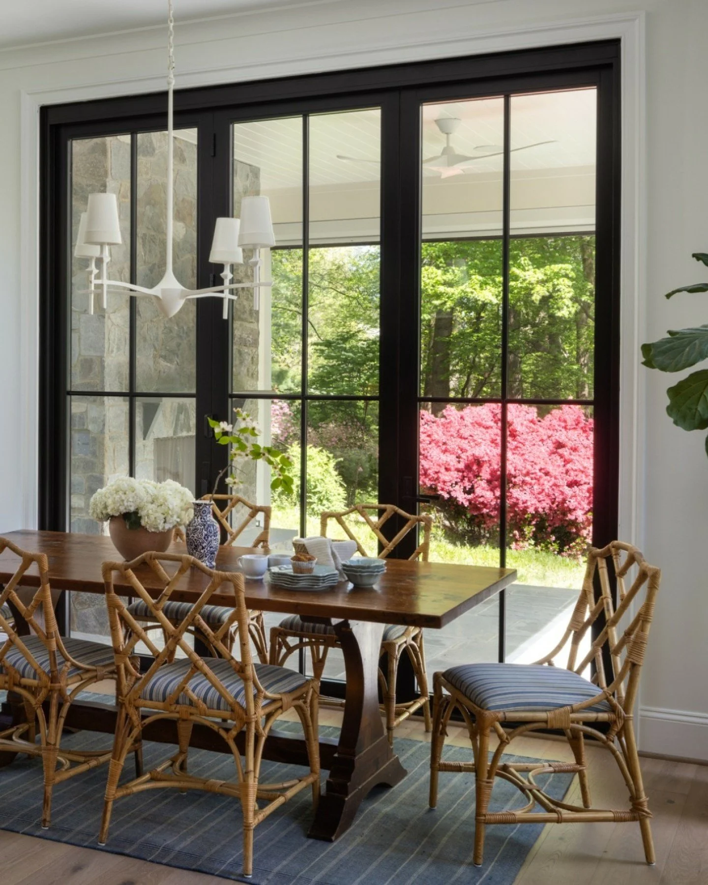 Now that spring is here, we&rsquo;re reminding ourselves&hellip;

Open the windows
Let the light in
Freshen up the spaces you live in most

A new season is the perfect excuse to fall back in love with your home 

Builder: @brusharborhomes
Photos: @je