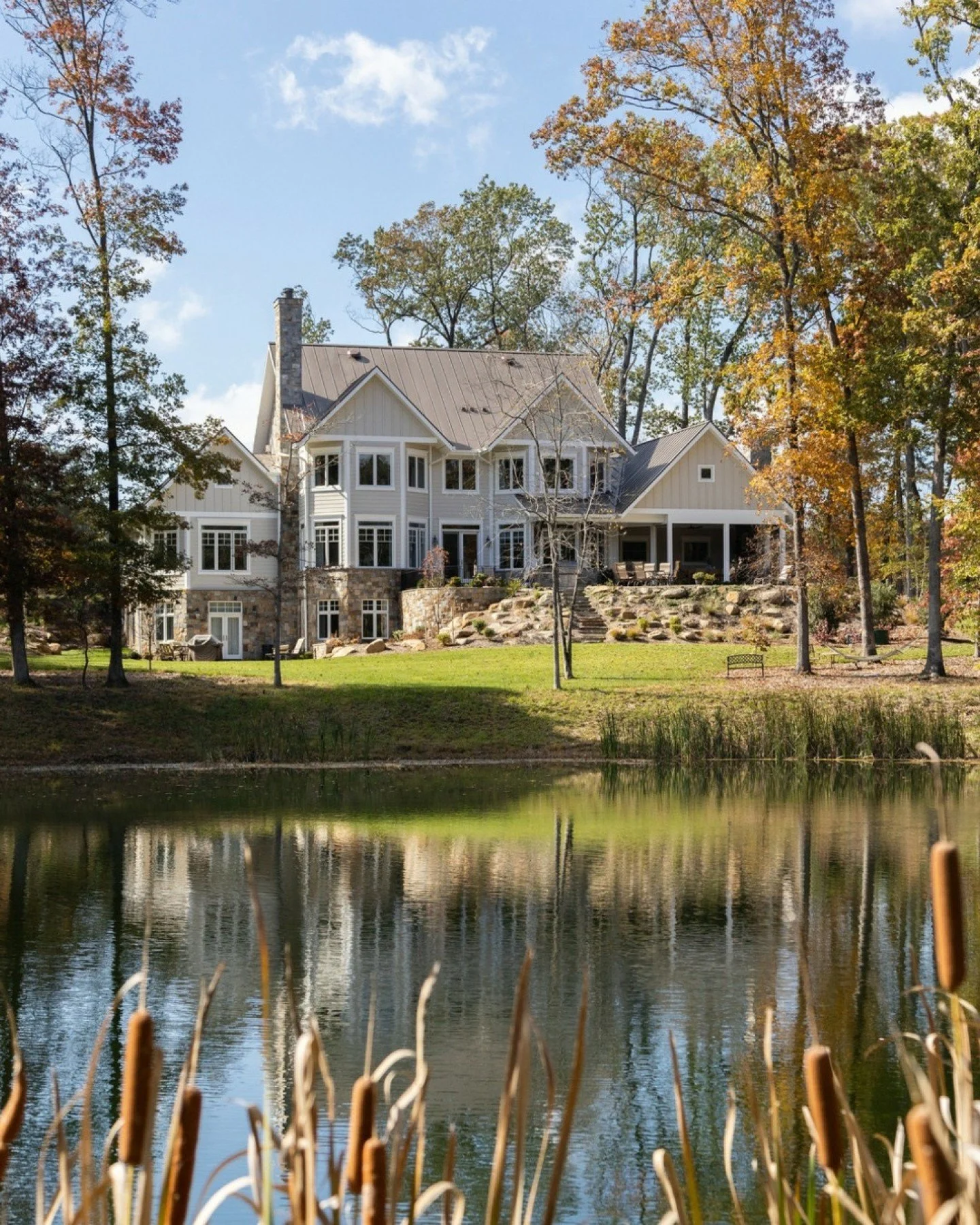 If this is lake life&hellip; we&rsquo;re in!

Easy, effortless, and just the right amount of elevated&hellip; every space was designed and built with love and a passion for the amazing views.

Built with @northforkdesignbuildva
.
.
.
#WellhouseAndCo 