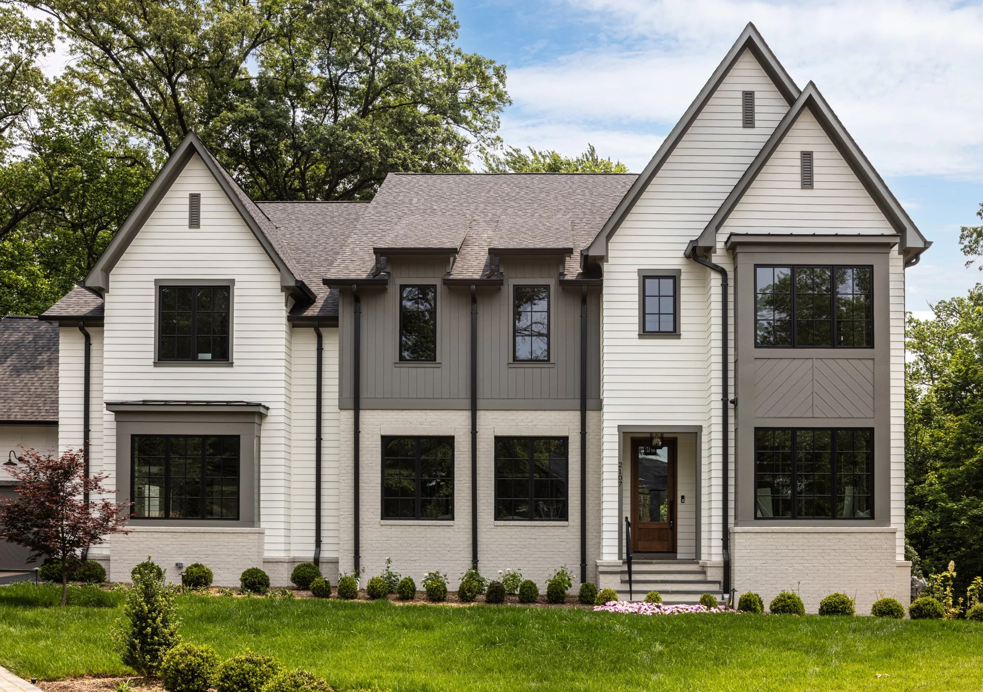 Tailored traditional home exterior architecture by Wellhouse & Co.