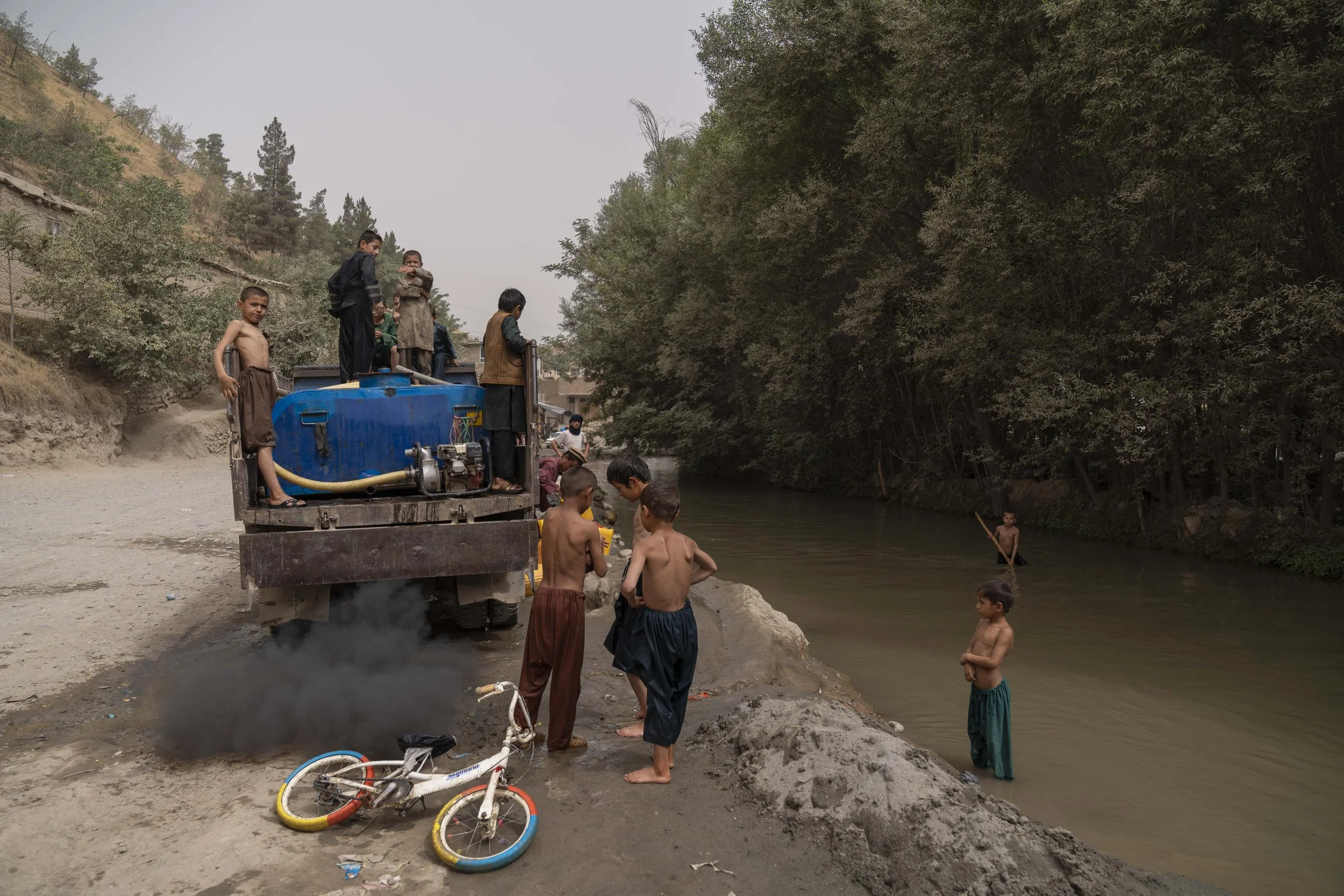 A glimpse of daily life in Kunduz, northern Afghanistan.
It’s afternoon, over 30°C.
The river becomes a refuge, a playground, a place to cool down.
Kids rush in, just like they do anywhere in the world when there’s water and heat.
They shout, laugh,