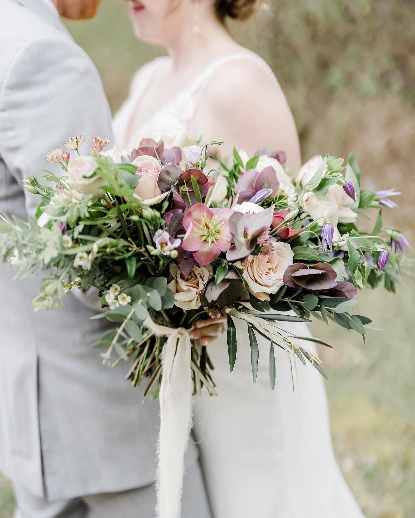 Gorgeous spring bouquet featuring sand roses, amnesia roses, lavender lisanthus, clematis, herbs &amp; greenery 😍🌿⁣
⁣
📸 @danistephensonweddings⁣
Floral: @florabyjamae⁣
Venue: @thelageret⁣
⁣
.⁣
.⁣
.⁣
.⁣
.⁣
.⁣
.⁣
#thelageret #weddinginspo #florabyja