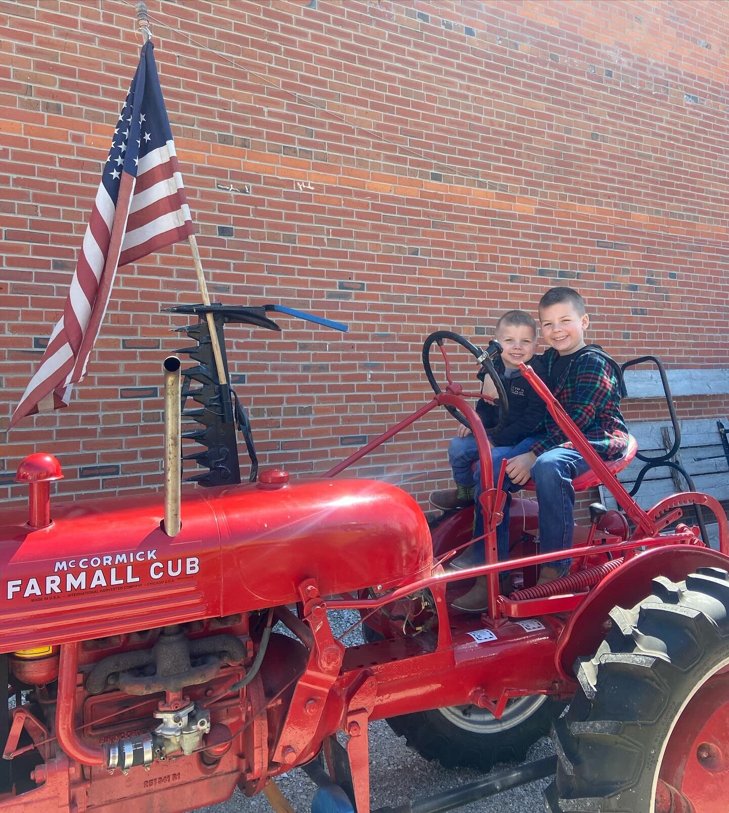 Tractor Show day at Faeths. Nothing more American than this pic!
.
.
.
#tractor #tractorlife #thisisiowa #iowa #findyourfortmadison
