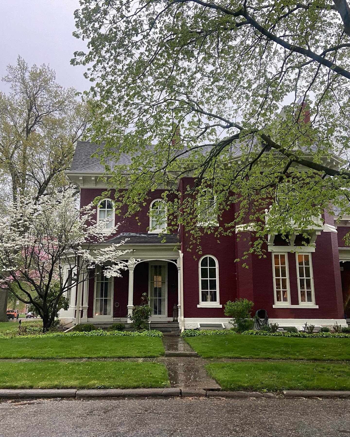 Embracing the serene beauty of rainy mornings in Fort Madison&rsquo;s Park-to-Park District. 
.
.
#rainydays #historicbeauty #thisisiowa #greatriverroad