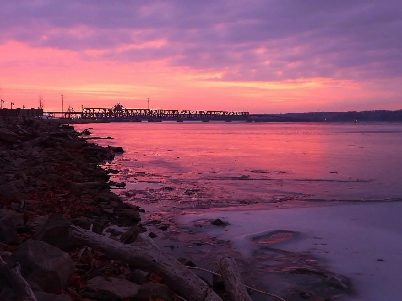 Fort Madison riverfront on Christmas Eve morning. 

📷 Jean Baxter Neuweg

#naturephotography #river #winter #instamood #iowa