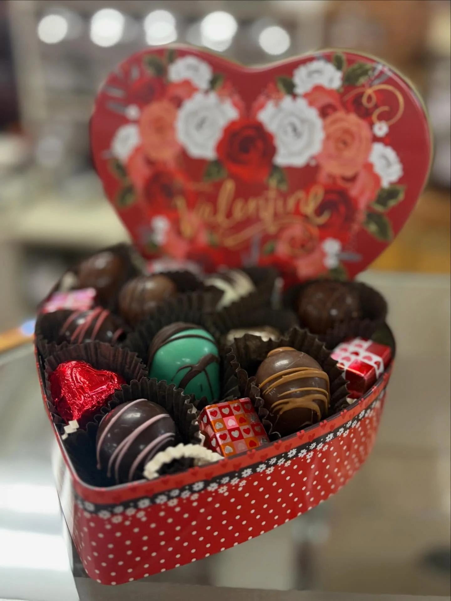 Who wouldn&rsquo;t love a sweet treat from Under The Sun?!

#valentinesday #findyourfortmadison #shopsmall #chocolate #sweettreat
