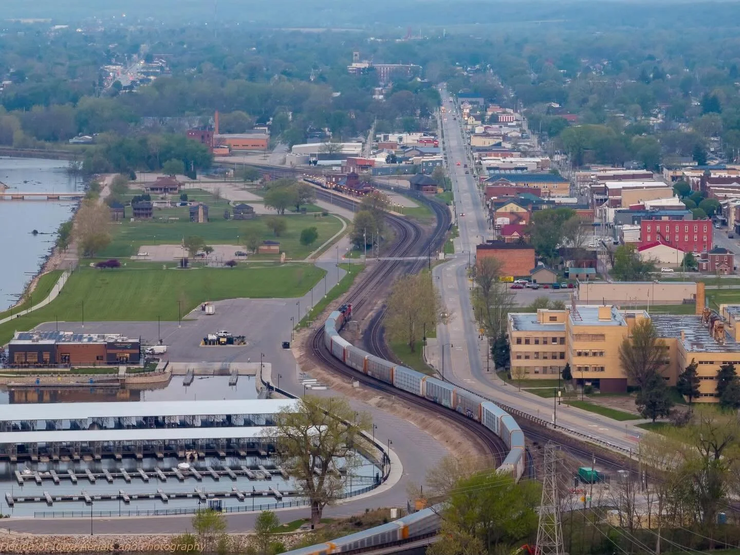 Peaceful Fort Madison, Iowa 🧡

#iowa #findyourfortmadison #mississippiriver #railfan
