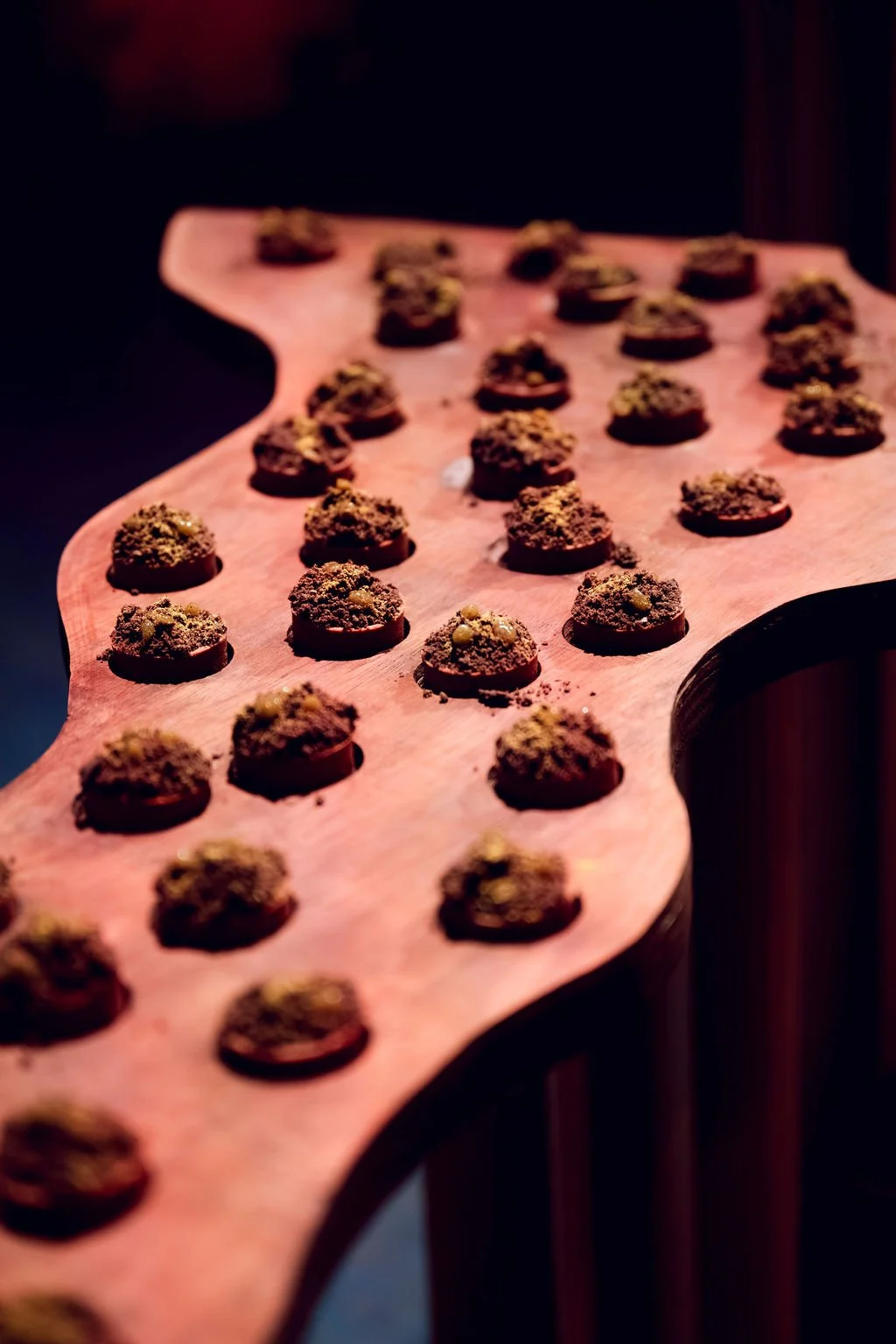 Carottage du sol et de ses porositées, traduite par une tartelette grué de cacao, céleri rave et champignons 
