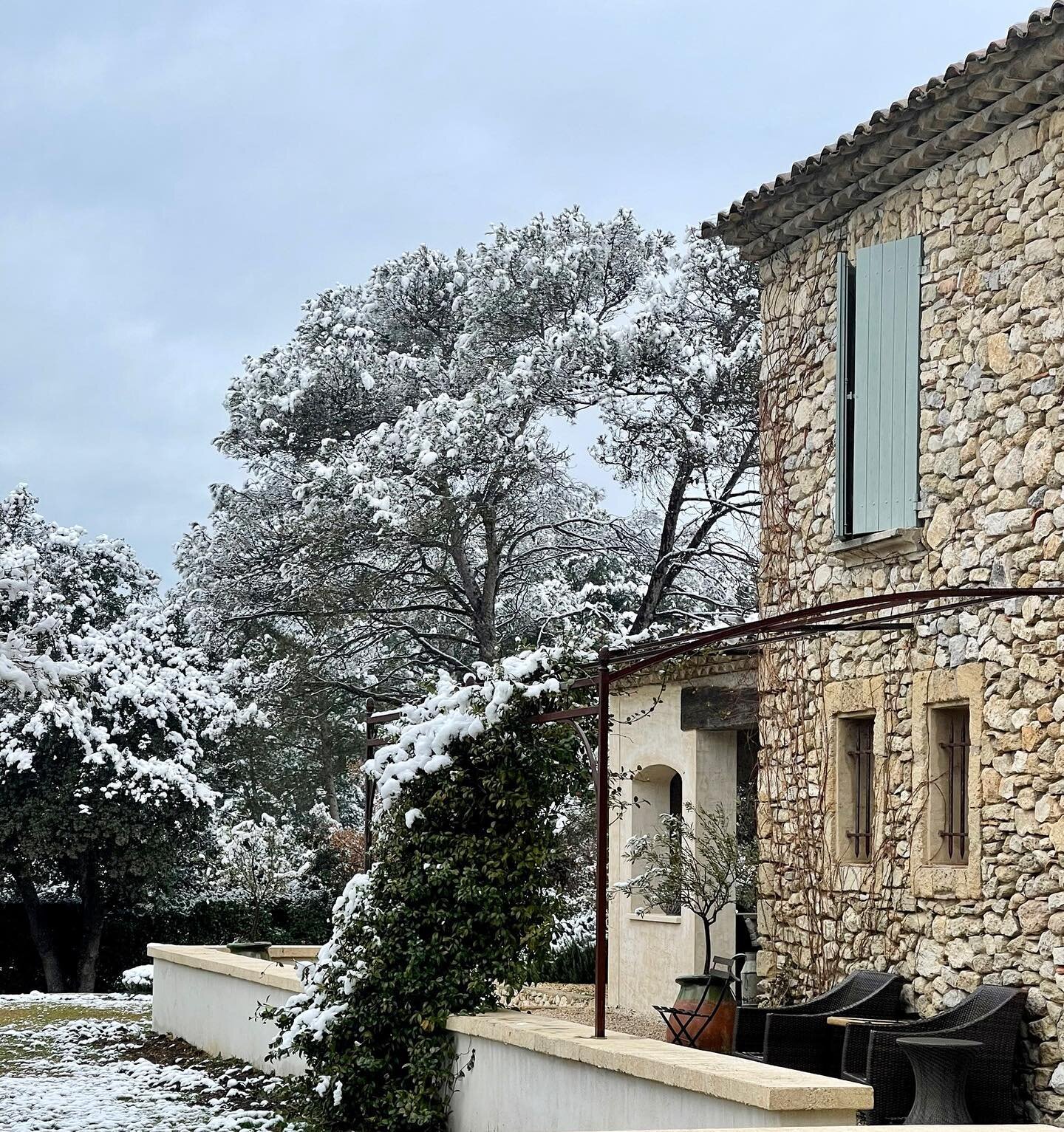 Woke up to Provence covered in snow❄️
Love the beauty of nature🫶

#beautyphotographer #beautifulworld_pics 
#beautifulworld🌍🛩 
#beautifulworld🌎