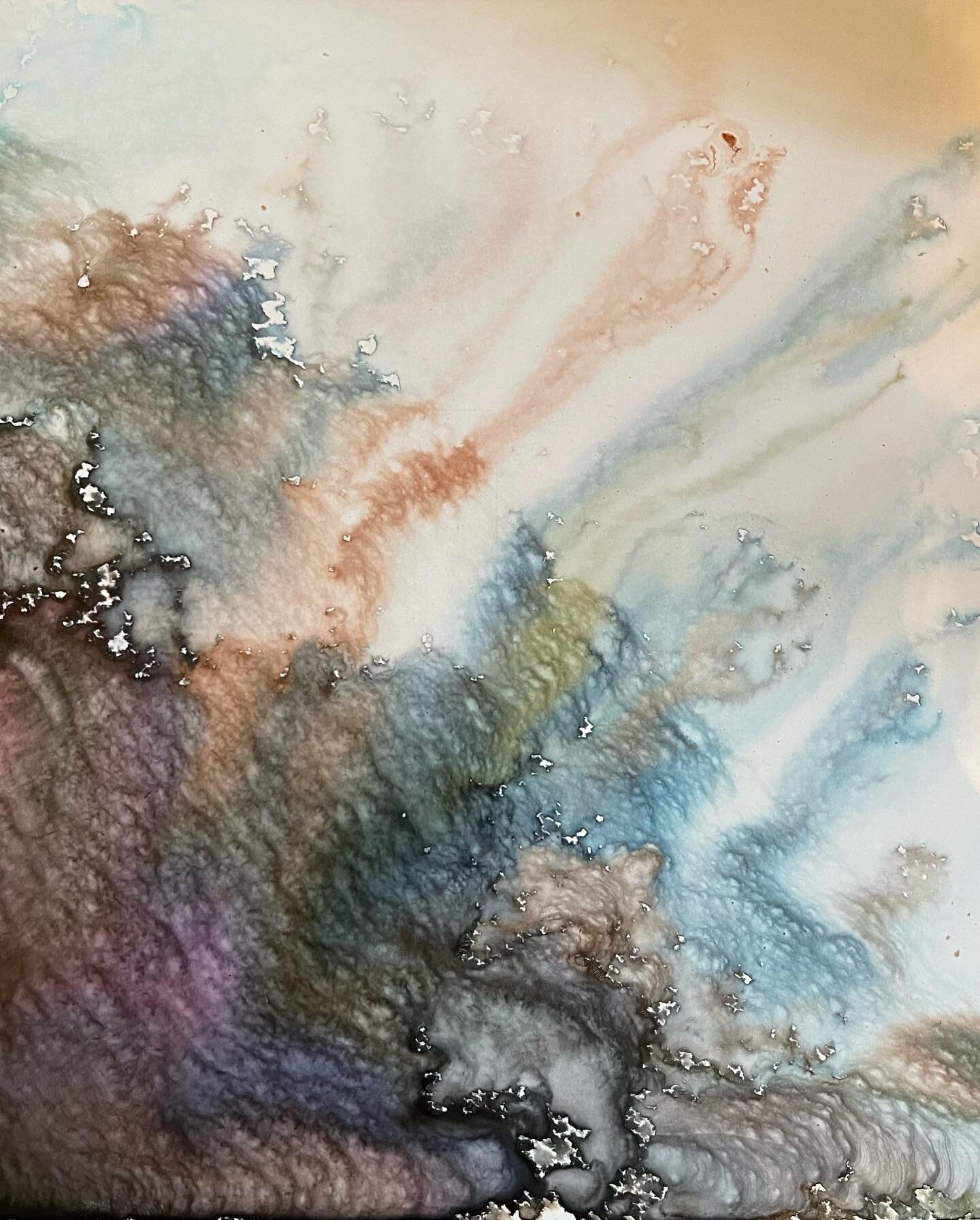 Playing with botanical stains on gesso board&hellip;love the results🫶 sealing it with a gloss medium to keep it from losing some of its magic✨A fun way to start an abstract. 

* #myartwork🎨 
* #coolarts 
* #funartnotfineart 
* #abstractartworks 
* 