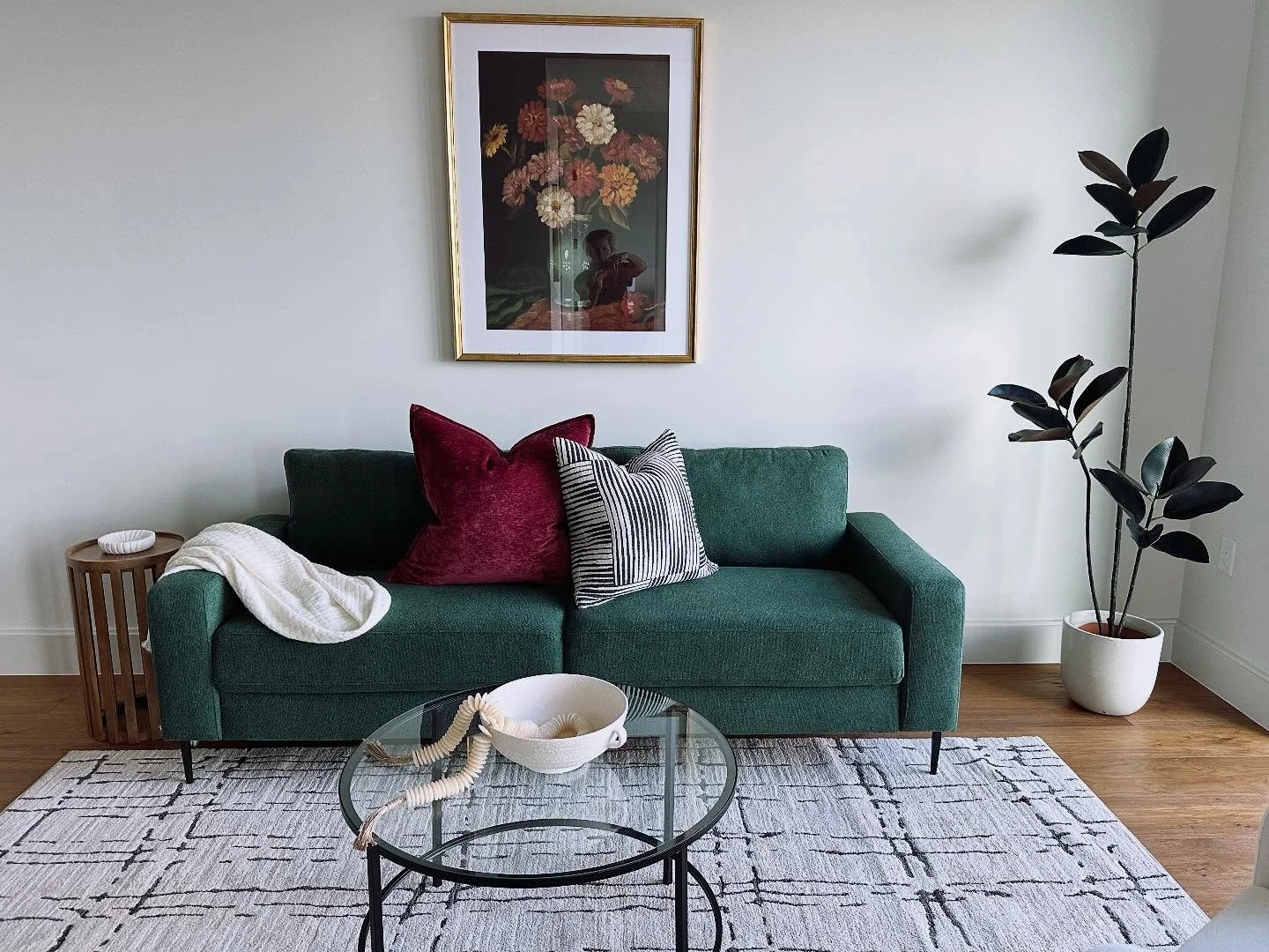Green + a splash of purple = ❤️

#textilecolor #greensofa #interiorstyling #interiorstylist #interiordesign #homestaging #durhamstaging #downtowndurham