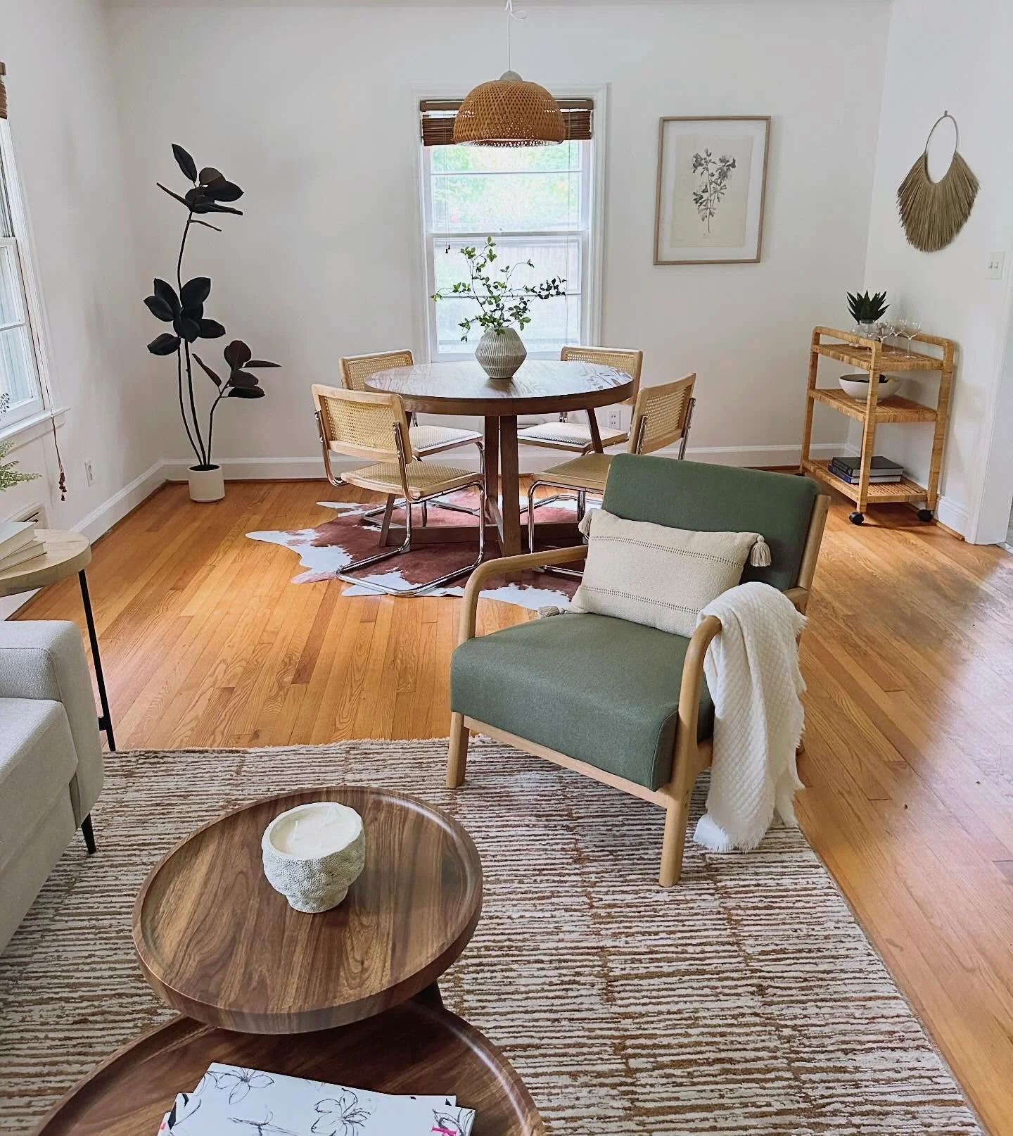 An open floor plan - with lots of texture!

#wovenmaterials #interiorstyling #stylist #homestaging #interiordesign
