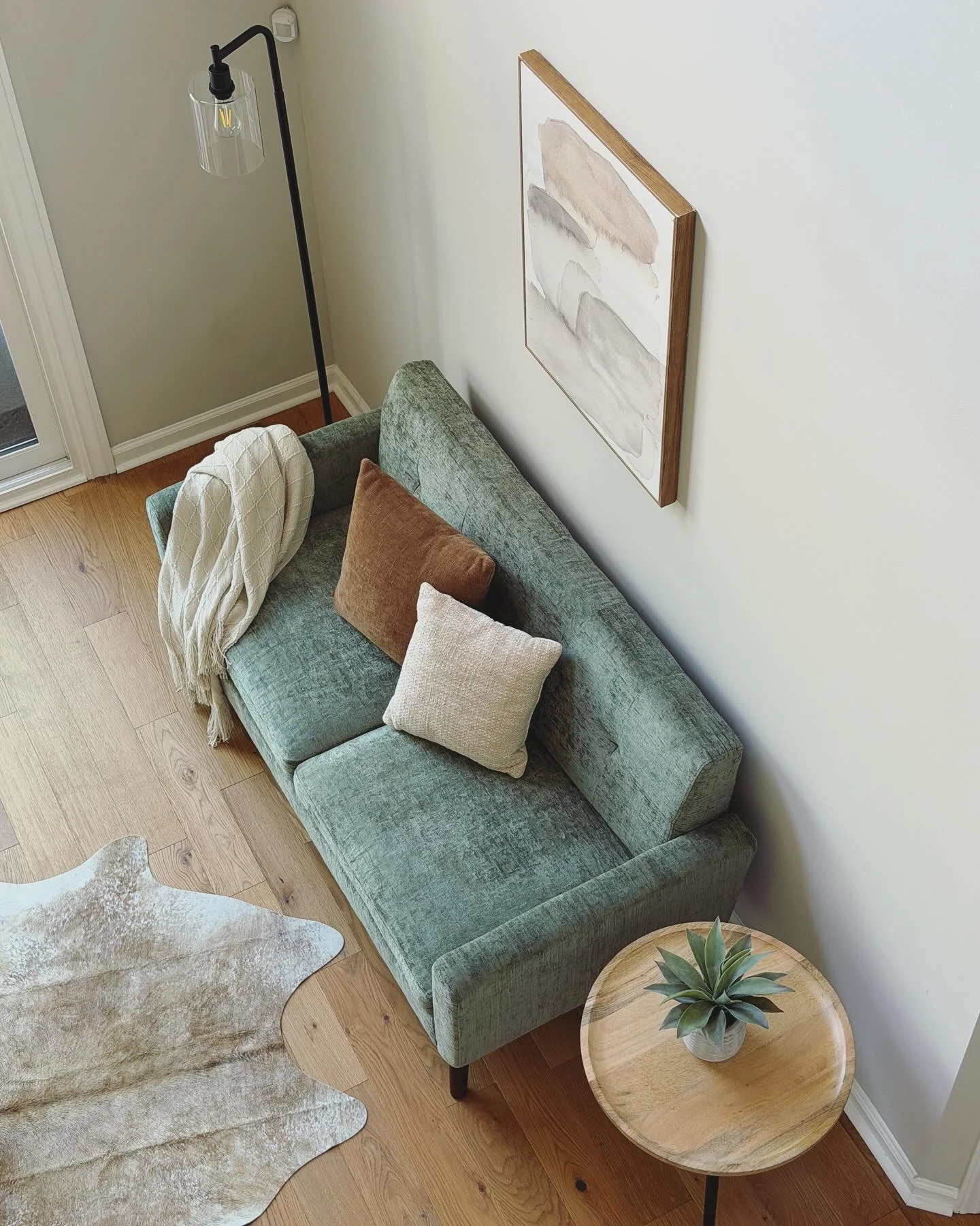 Just really loving using green right now. Doesn’t it feel so soothing???
#greenhomedecor #interiorstyling #interiorstylist #stylist #homestaging #interiordesign