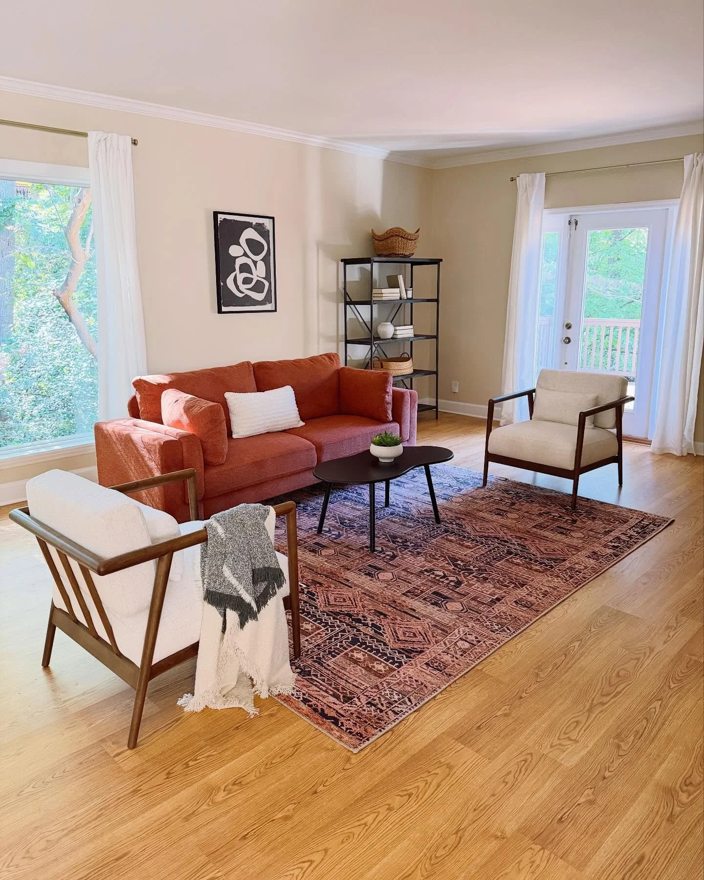 We added a little color to this 1950’s MCM home. 😃
#mcm #mcmhome #popoforange #interiorstyling #interiorstylist #homestaging #interiordesign