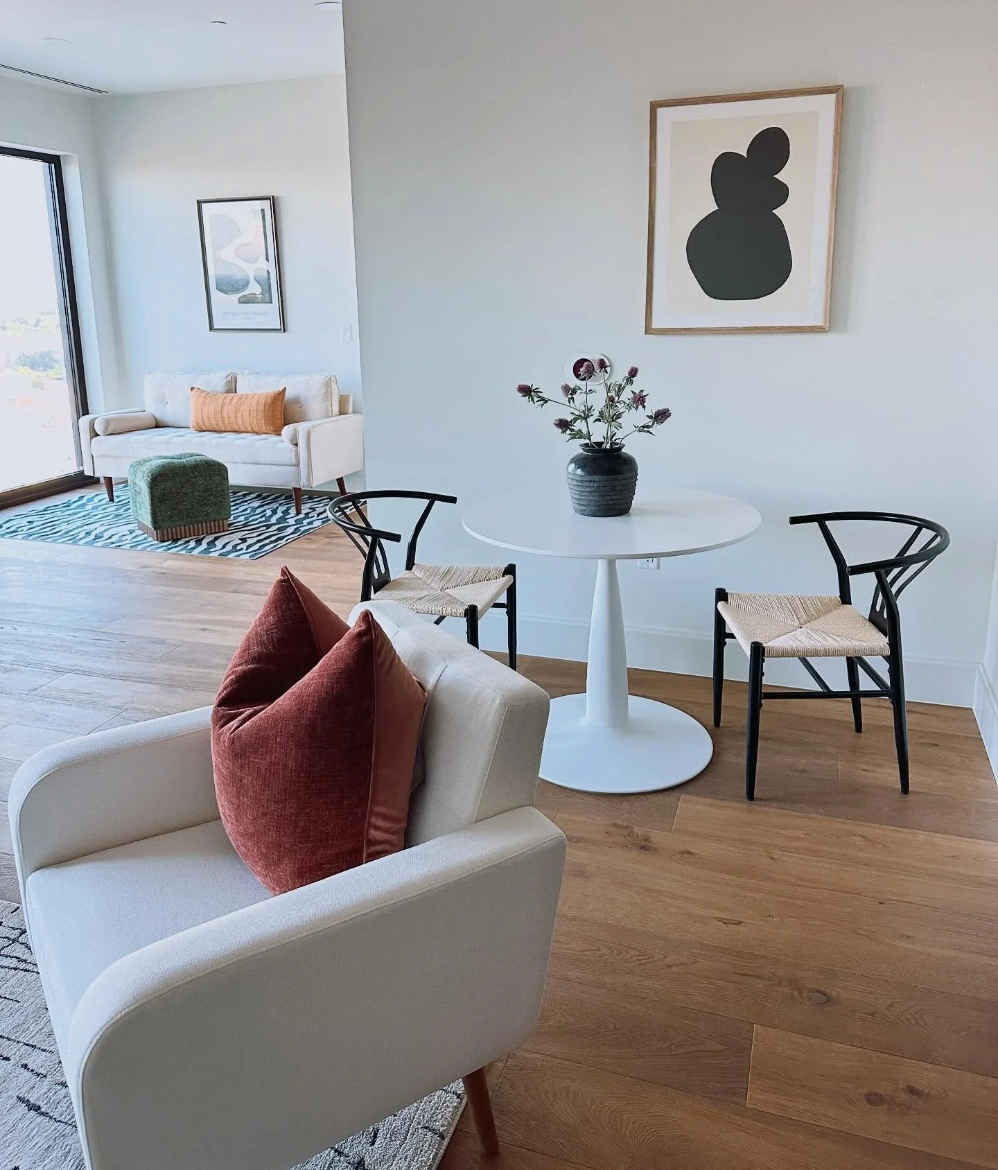 Bistro table for 2, please.
#condodining #downtowndurhamcondo #interiorstyling #interiorstylist #homestaging #interiordesign