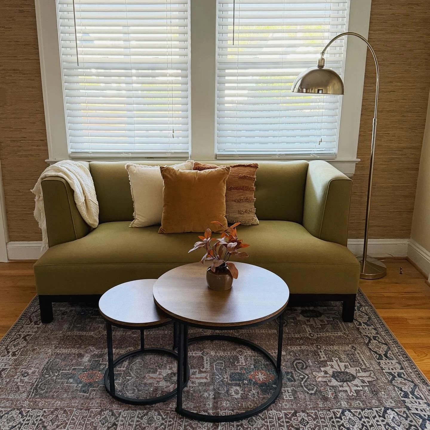 Bringing the fall colors into the staging.🍁

#interiorstyling #interiorstylist #homestaging #interiordesign #fallvibes