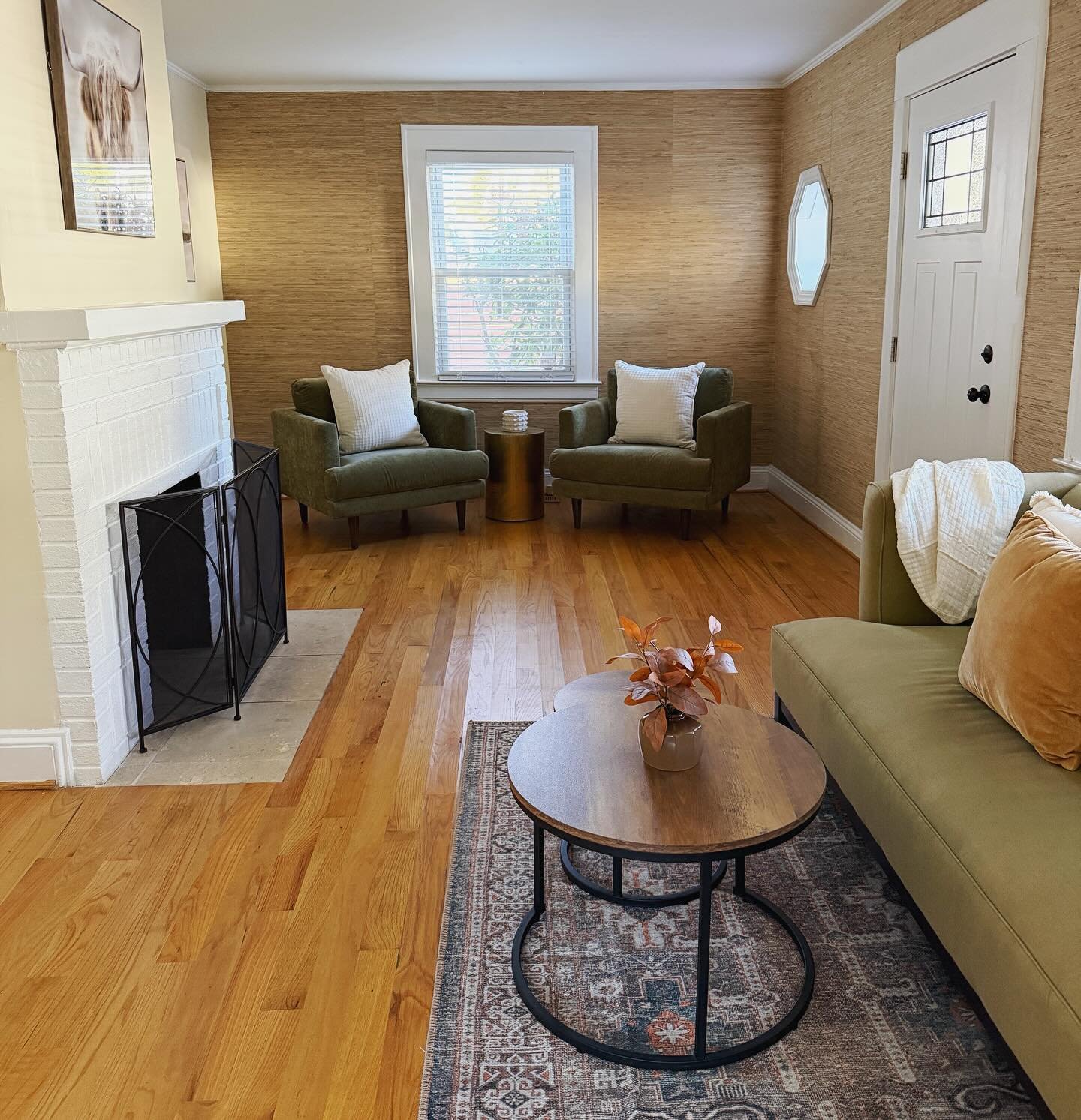 Sometimes it only takes a few accessories to make a big impact. 

#simplestyling #interiorstyling #interiorstylist #homestaging #interiordesign