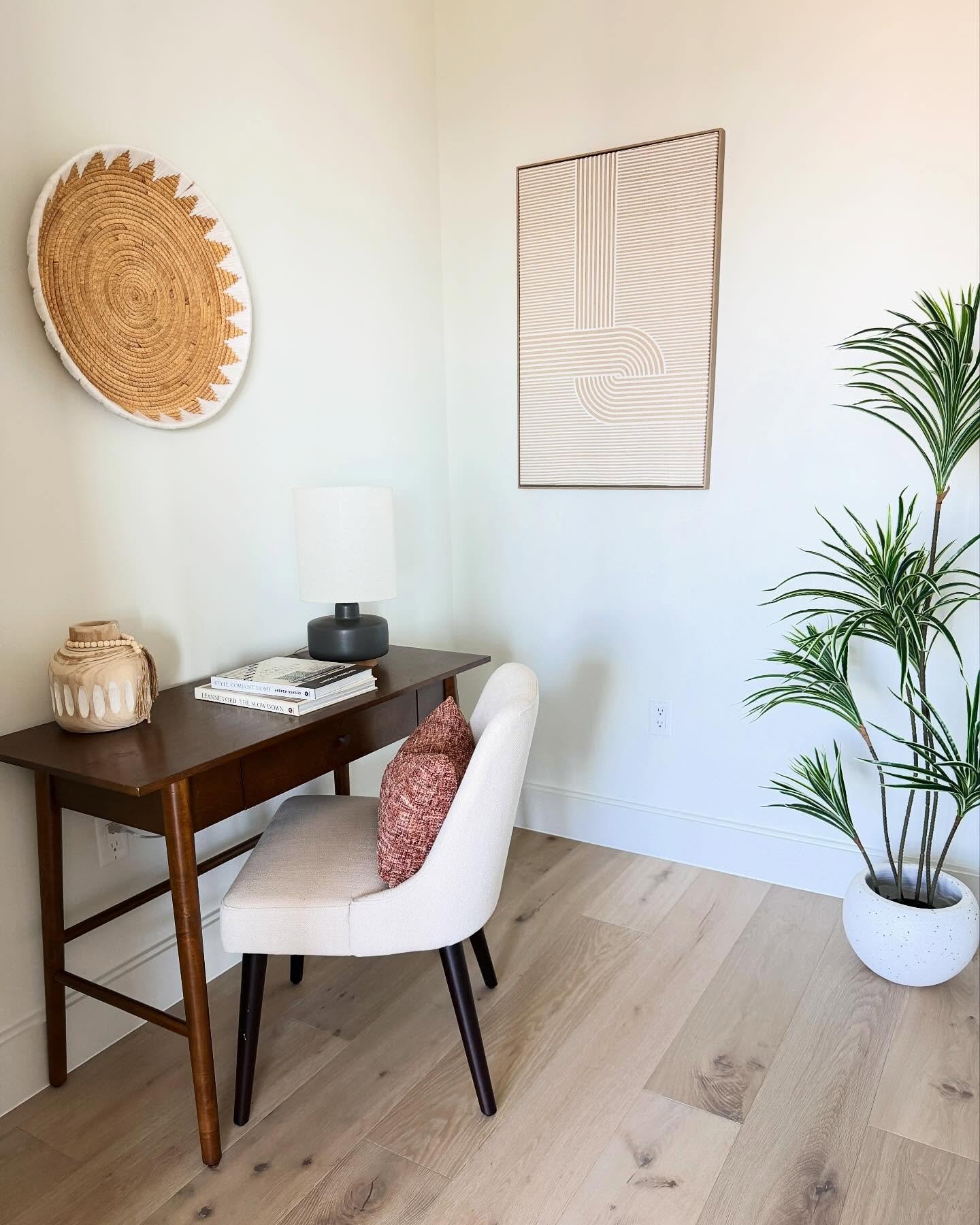 Just the cutest little office space, wouldn&rsquo;t you say? 

#WFH #downtowndurham #homedecor #interiorstylist #interiorstyling #homestaging #interiordesign